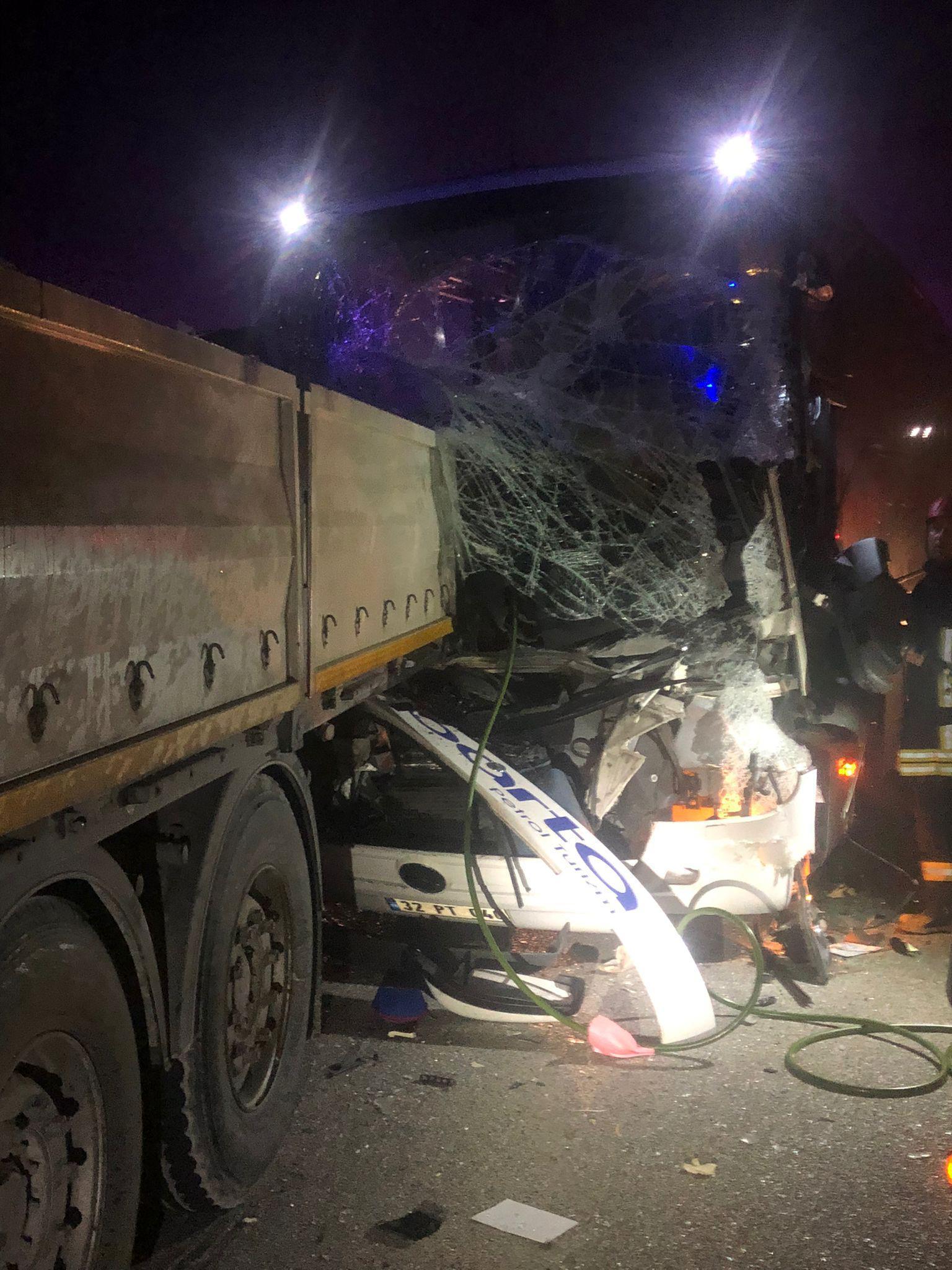 Afyonkarahisarda zincirleme kaza: 1 ölü, 5 yaralı