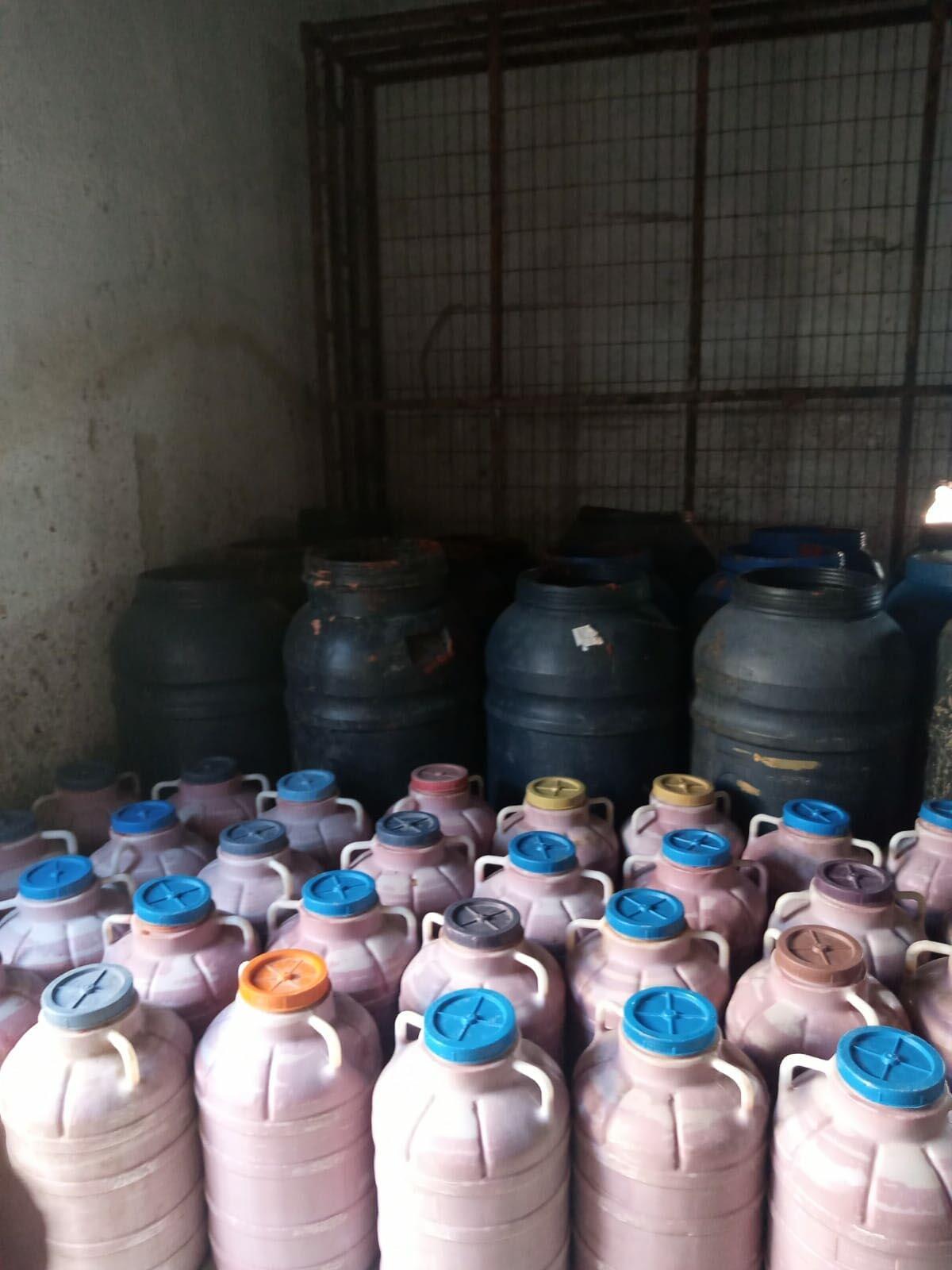 Hayvan damına baskında, sağlıksız koşullarda üretilen 52 ton salça ele geçirildi