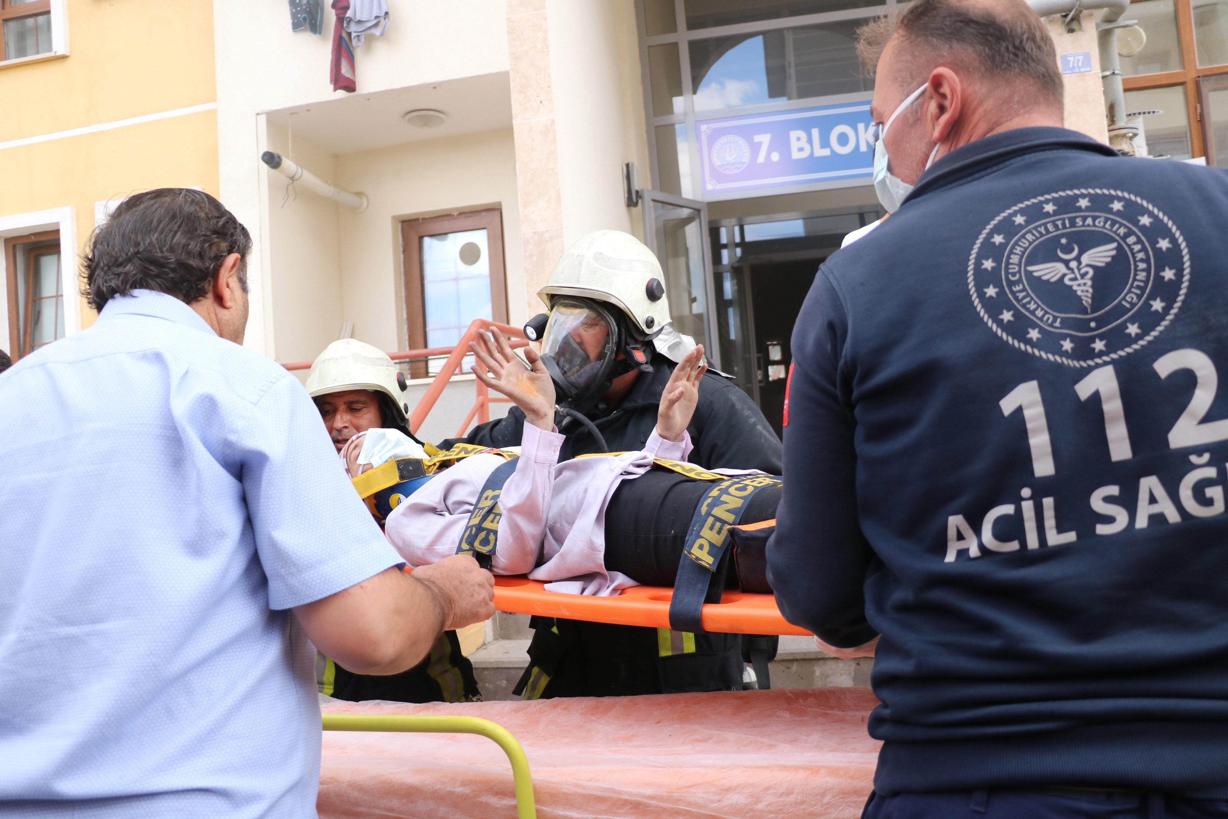 5 katlı binada çıkan yangında anne ve kızı açılan battaniyeye atlayarak kurtuldu