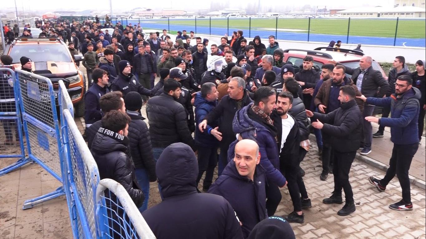 Muş’ta oynanan futbol maçında gergin anlar yaşandı