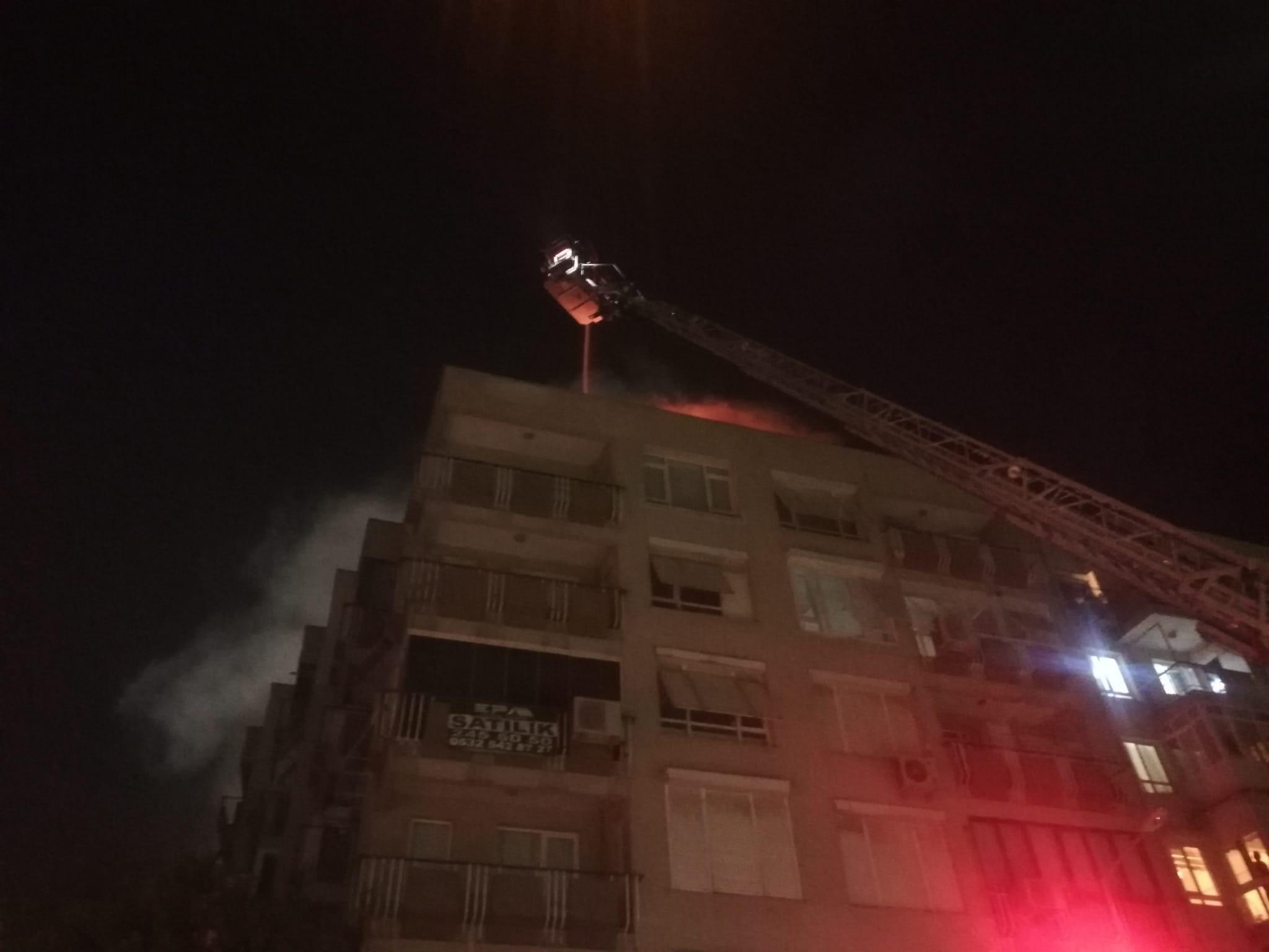 5 katlı binanın çatısında yangın çıktı; duman Süper Ligde oynanan maçı da etkiledi