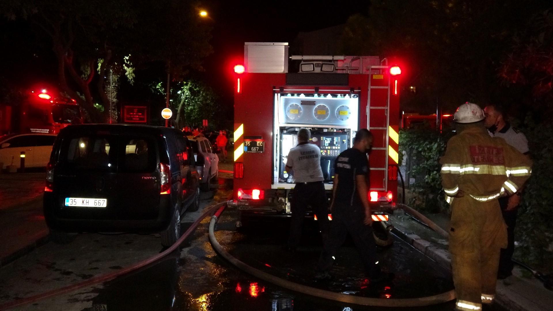 5 katlı binanın çatısında yangın çıktı; duman Süper Ligde oynanan maçı da etkiledi