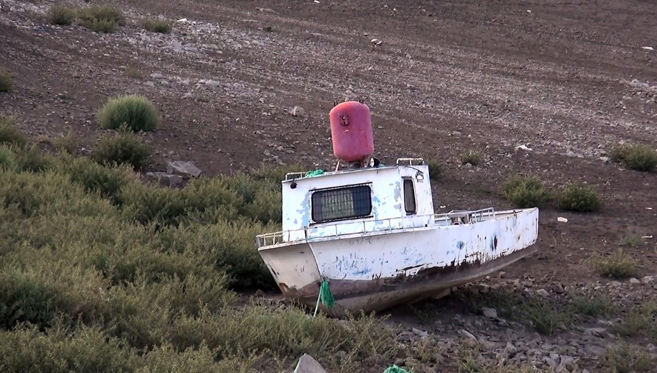 Alparslan-1 Barajındaki tekneler karaya oturdu