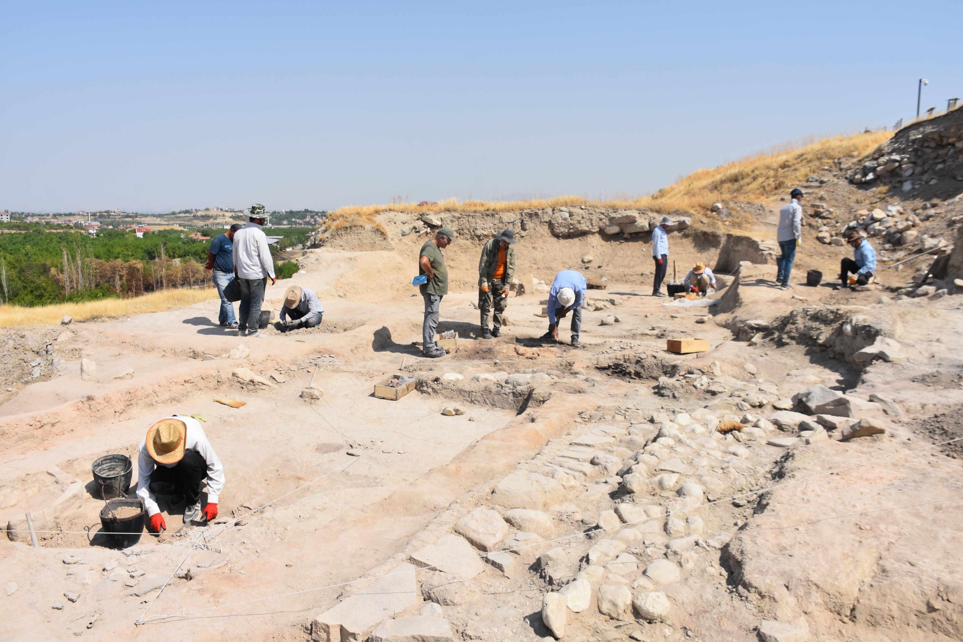 Arslantepe Höyüğünde bin yıllık mezarlar, 5 bin 500 yıllık ev kalıntıları bulundu