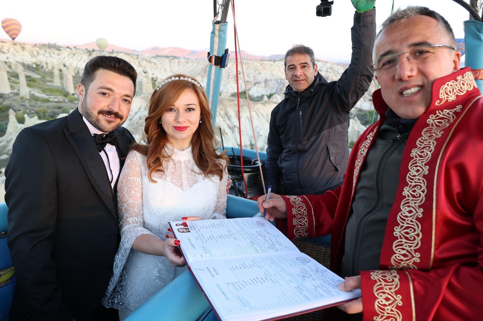 Genç çift, sıcak hava balonunda dünya evine girdi