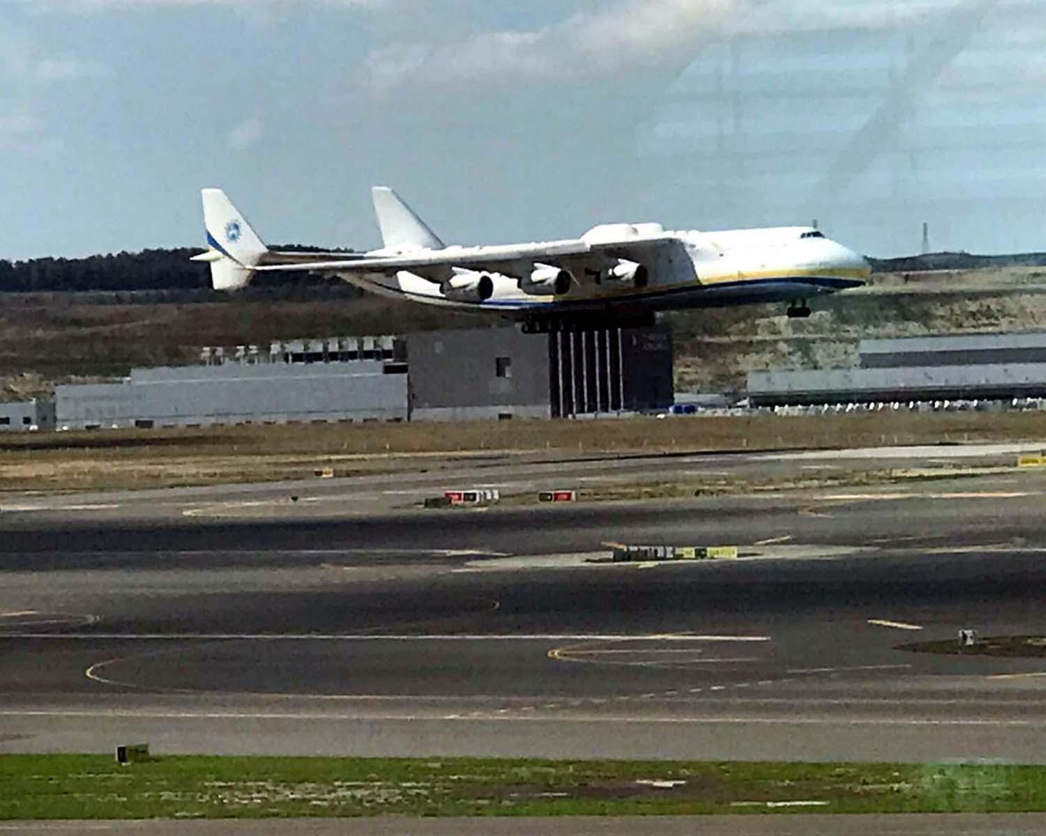 Dünyanın en büyük kargo uçağı İstanbul Havalimanına indi