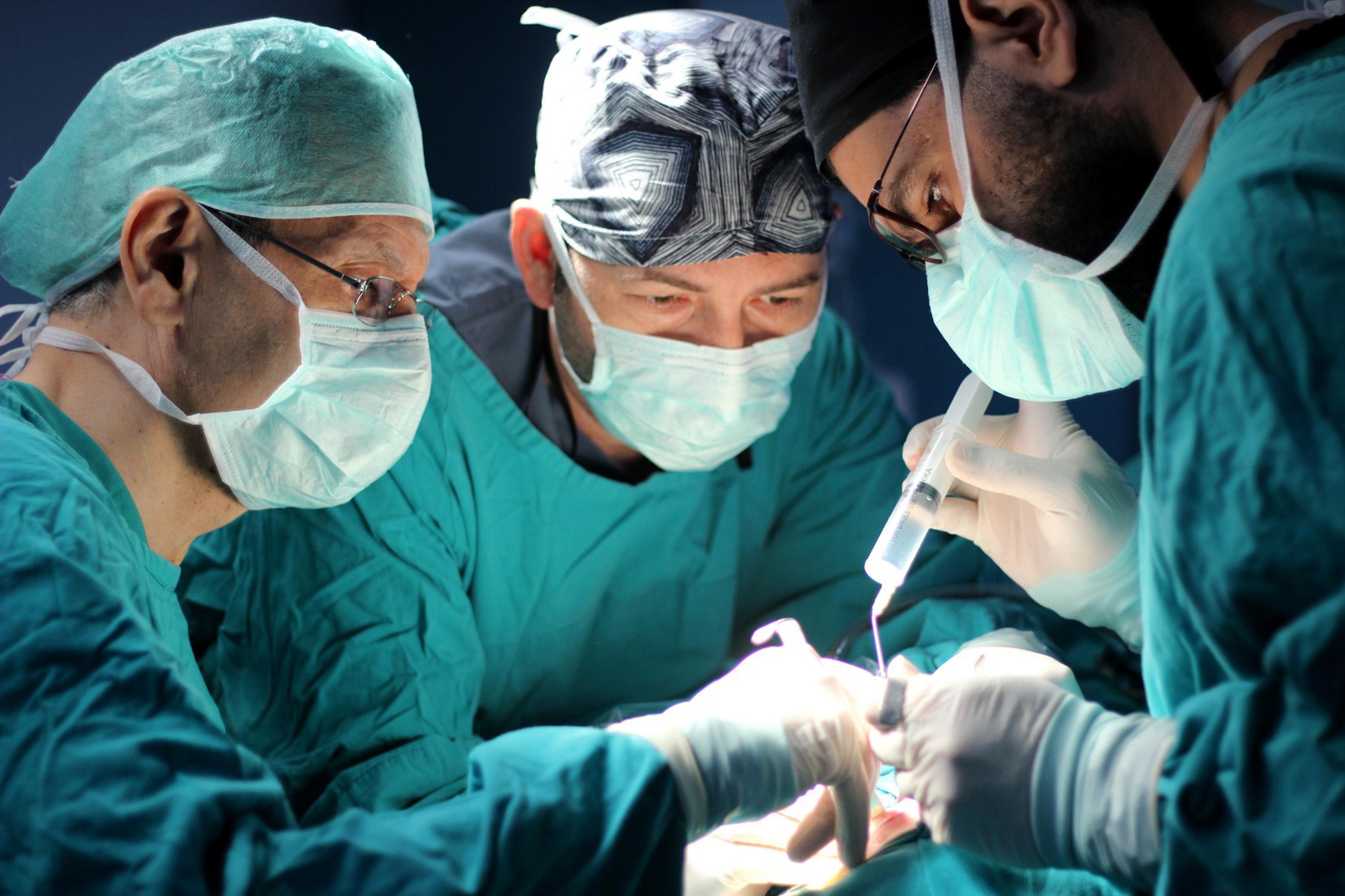 2 yaşındaki oğlu İlyas, ilk kez biyonik kulakla duydu