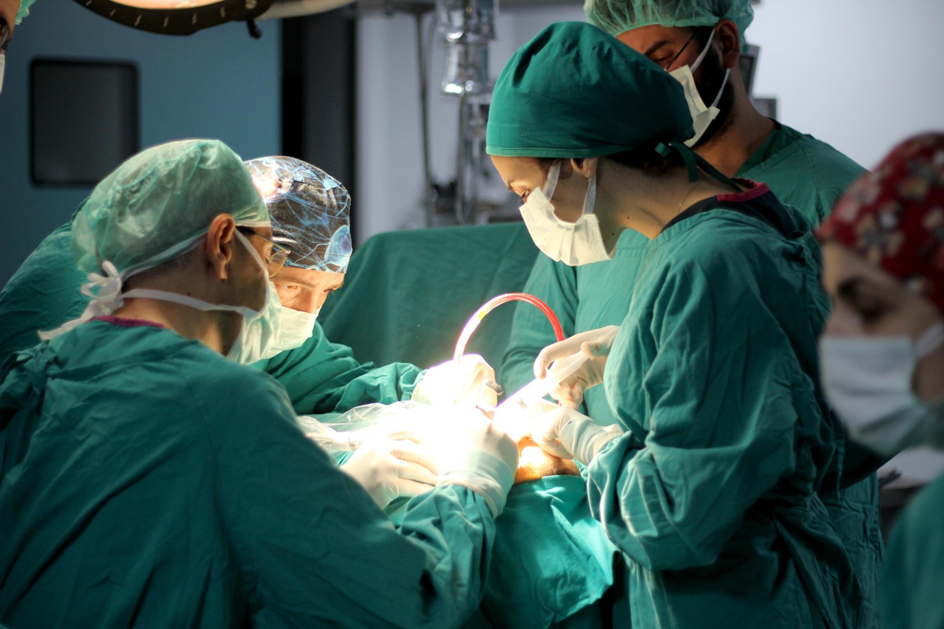 2 yaşındaki oğlu İlyas, ilk kez biyonik kulakla duydu