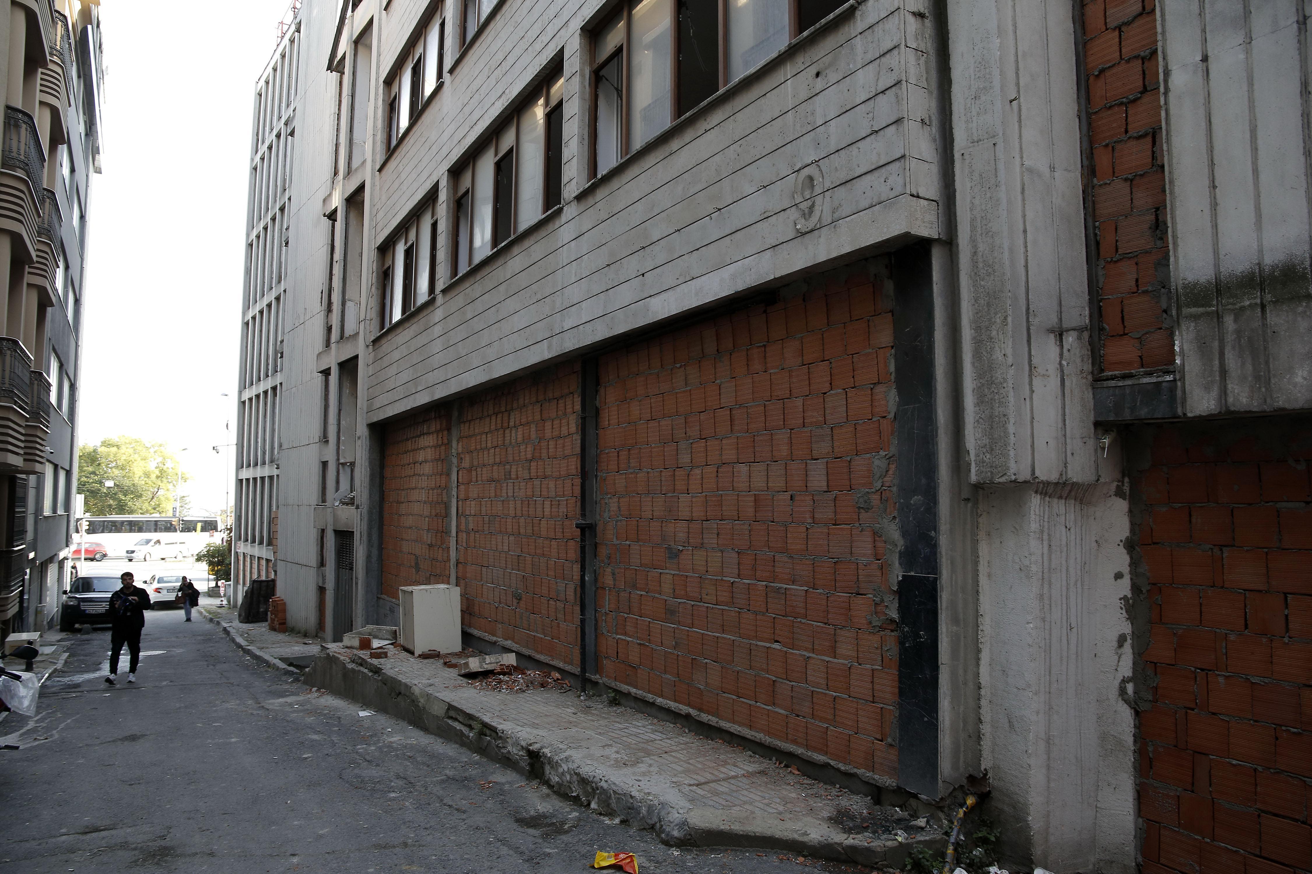 Hırsızların hedefi olan Reza Zarrabın eski holding binasına duvarlı önlem