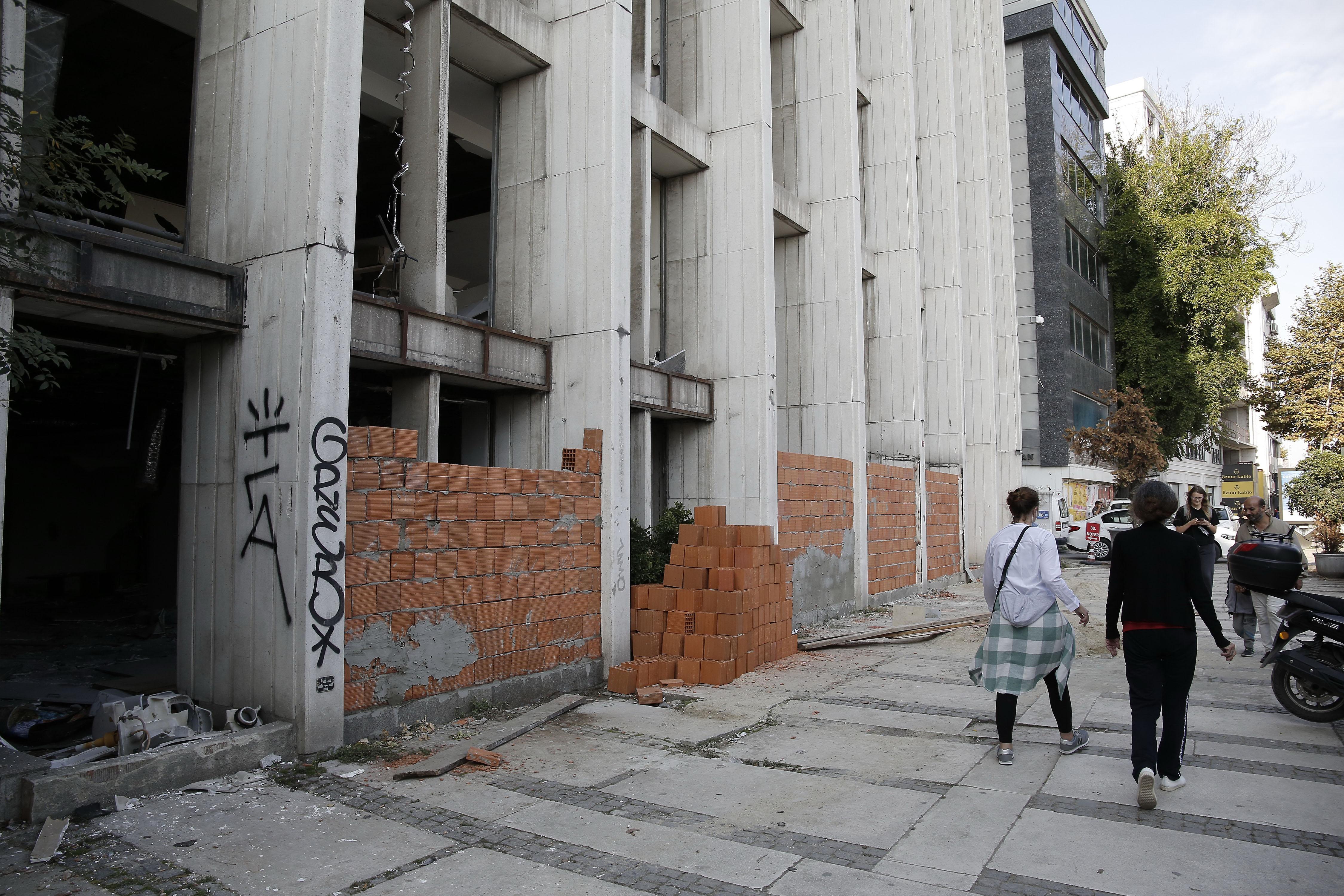Hırsızların hedefi olan Reza Zarrabın eski holding binasına duvarlı önlem