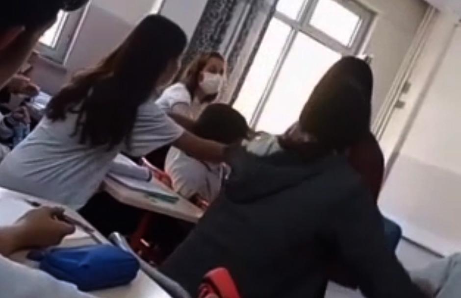 Sınıfta öğrencisini döven öğretmen açığa alındı