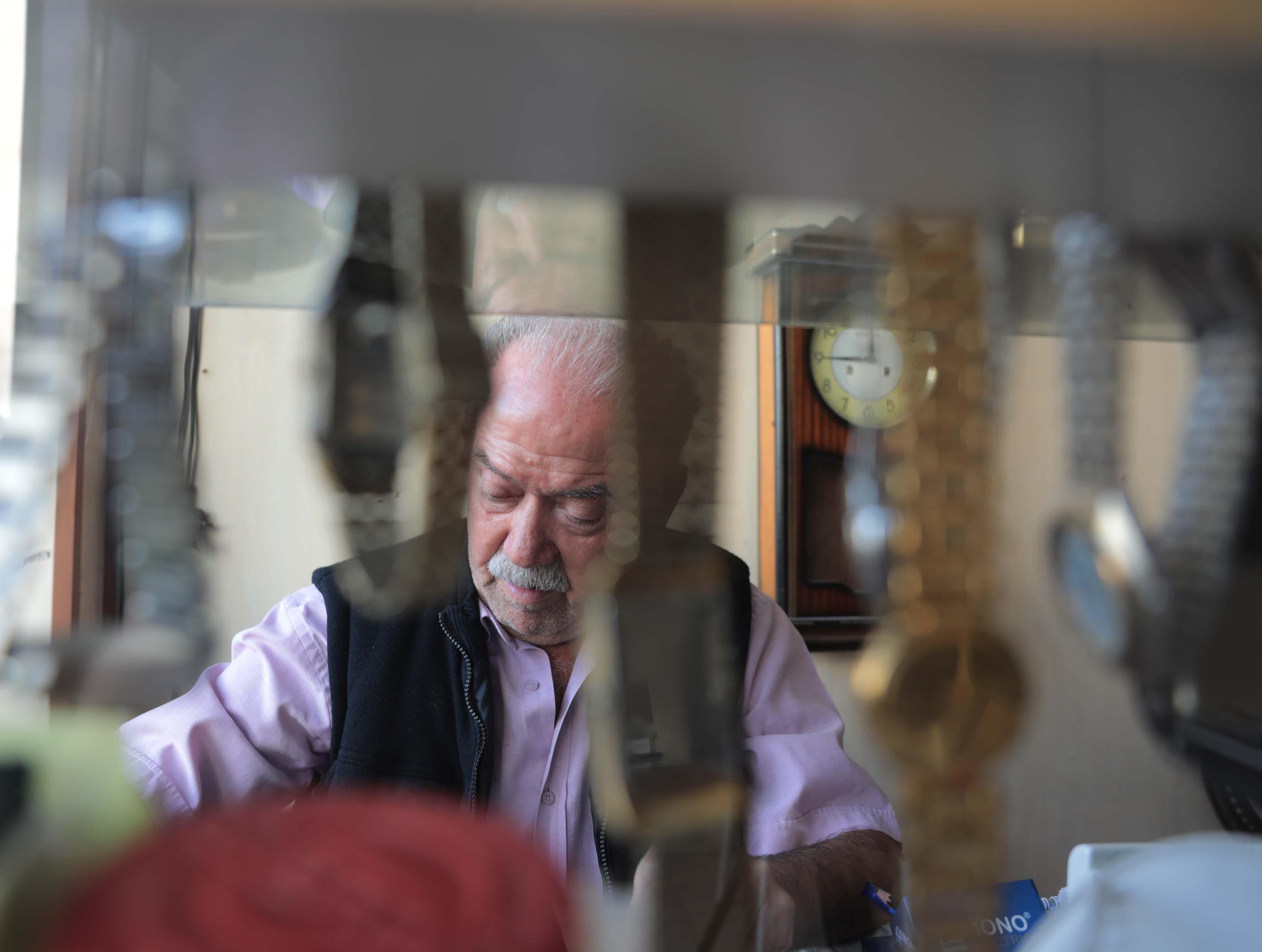 Yarım asırdır 15 metrekare dükkanında saat tamiri yapıyor