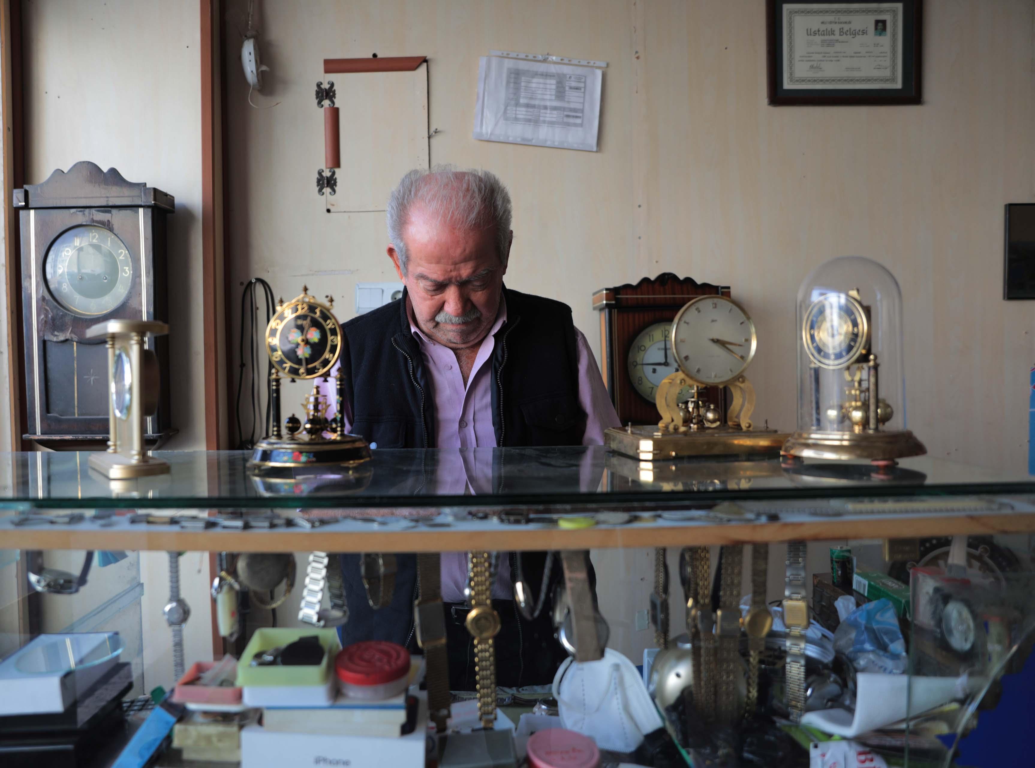 Yarım asırdır 15 metrekare dükkanında saat tamiri yapıyor