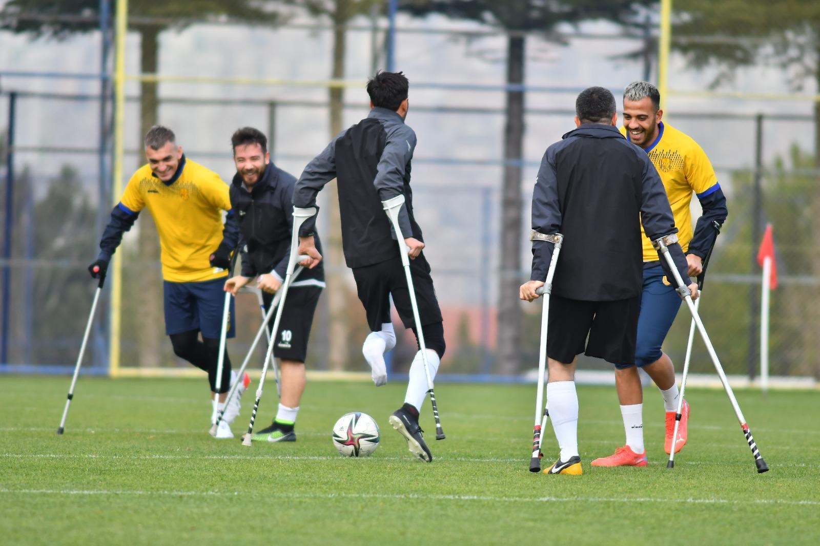 MKE Ankaragücü, farkındalık maçında koltuk değnekleriyle mücadele etti