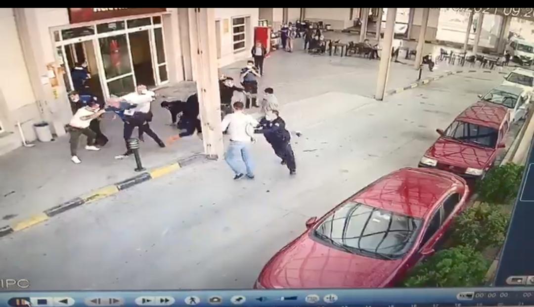 Müzikholdeki kavga sonrası 1i polis 2 kişinin yaralandığı anlar kamerada