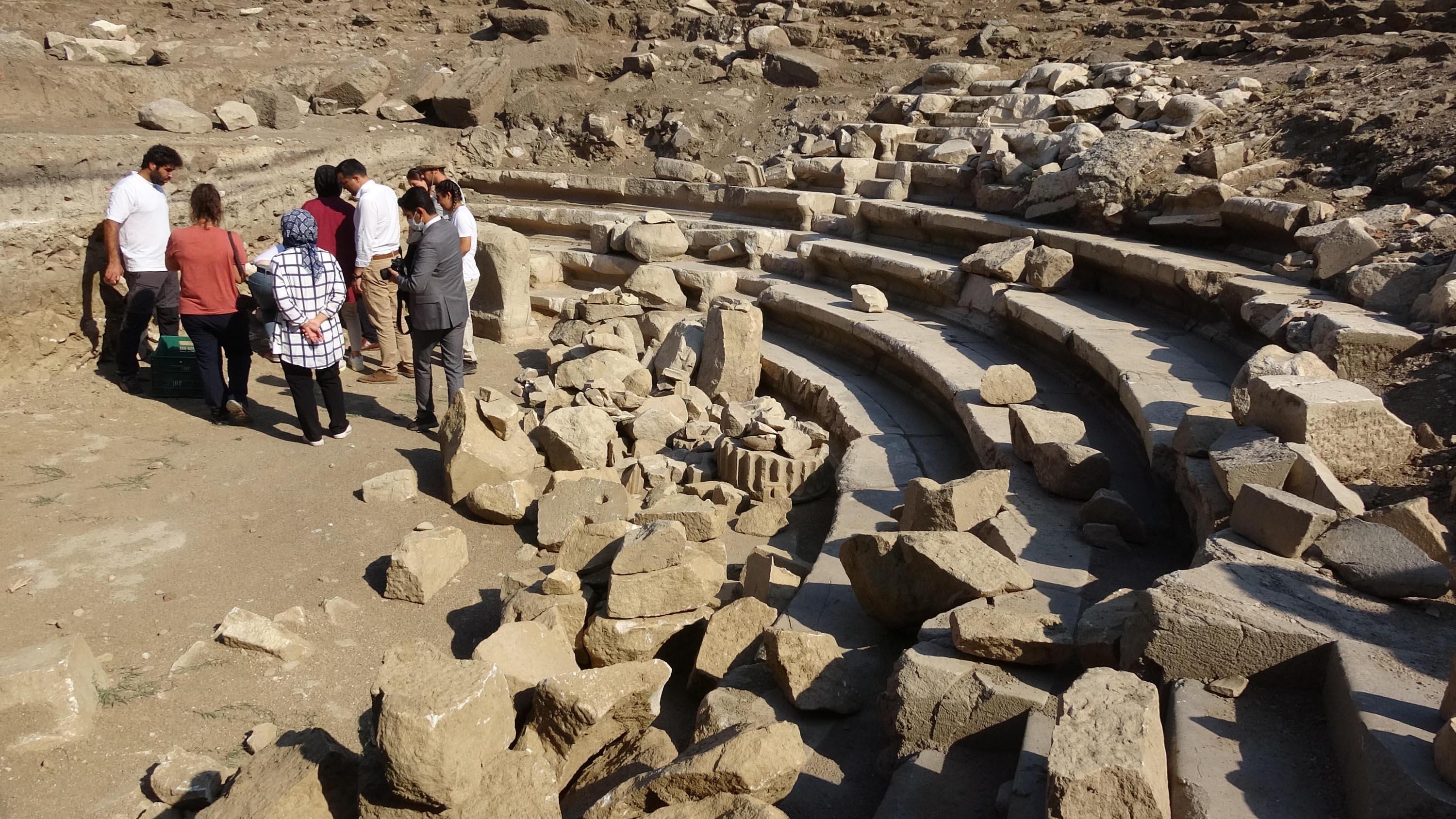 Aydında Roma İmparatoru Hadrianusun heykelinin parçaları bulundu