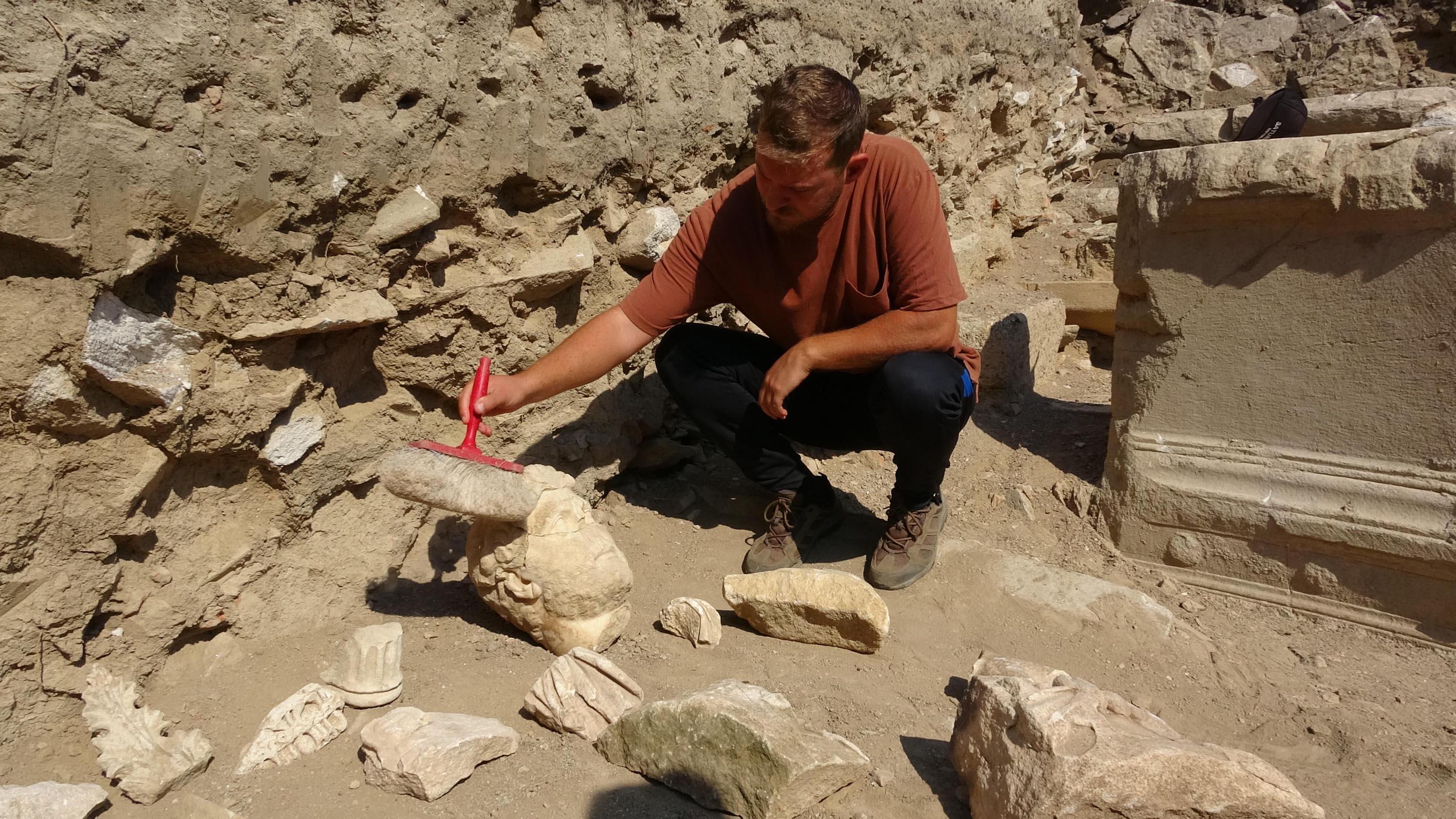 Aydında Roma İmparatoru Hadrianusun heykelinin parçaları bulundu