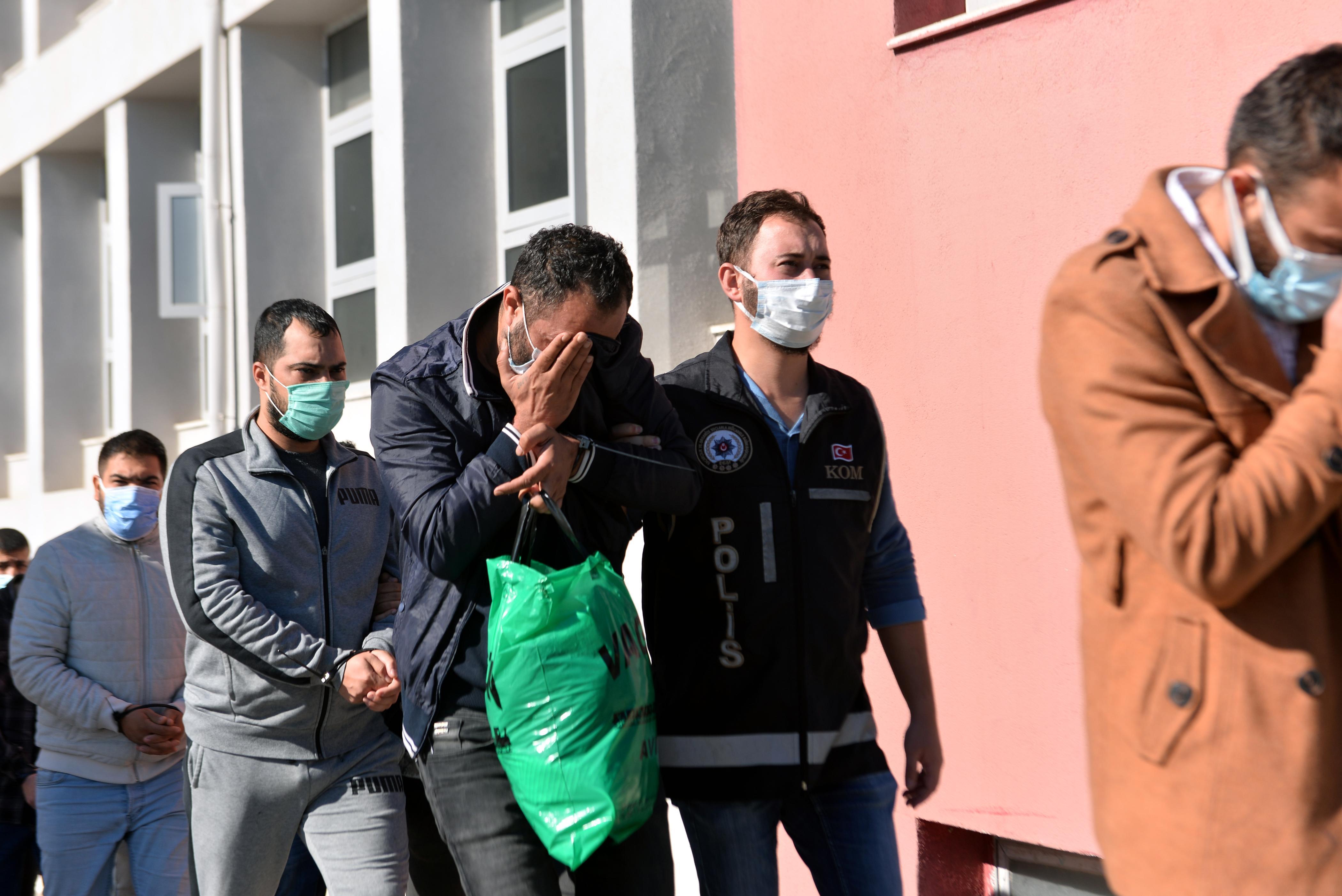 Tefeciler, borcunu ödeyemeyen mağdurun avukatını kaçırıp, boş senet imzalatmış