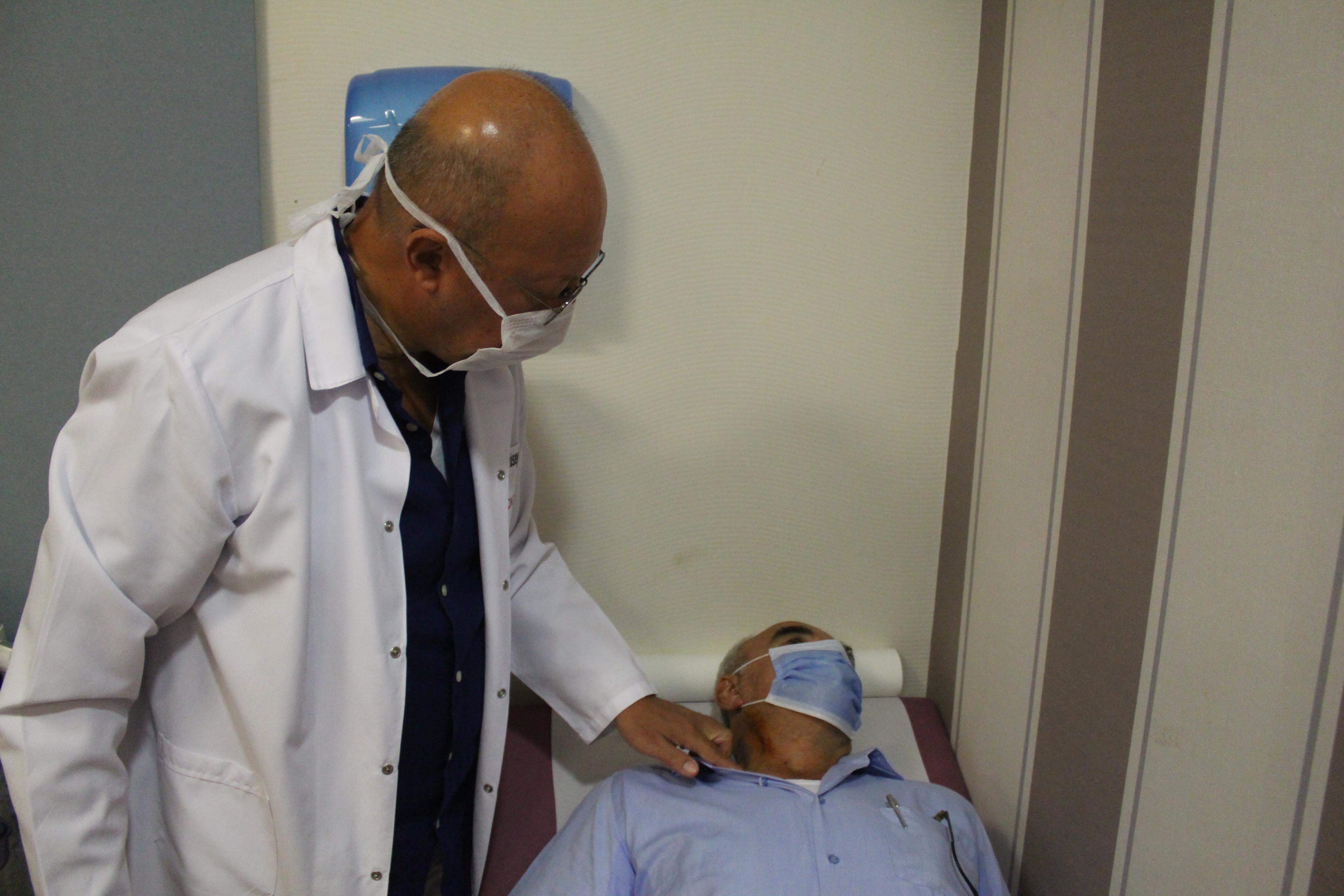 71 yaşındaki hasta konuşarak şah damarı ameliyatı oldu