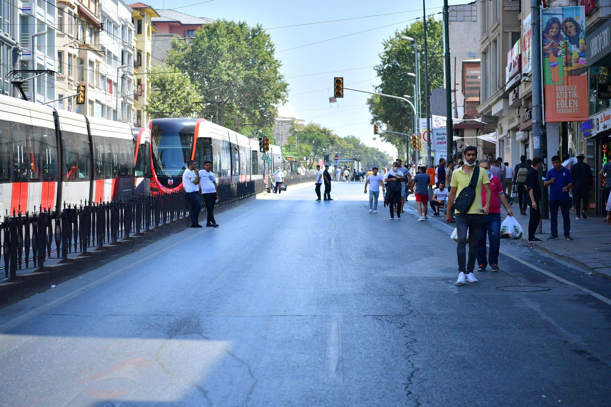 Lalelide Ordu Caddesi trafiğe kapatıldı