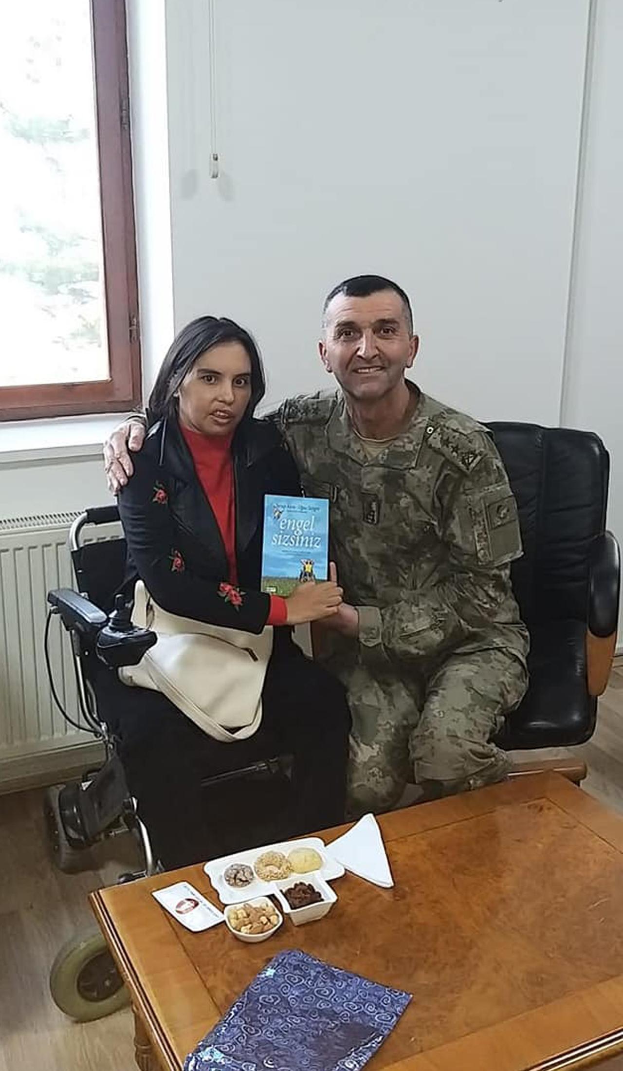 Serap öğretmen, 30 yıllık kışla ziyareti hayalini gerçekleştirdi