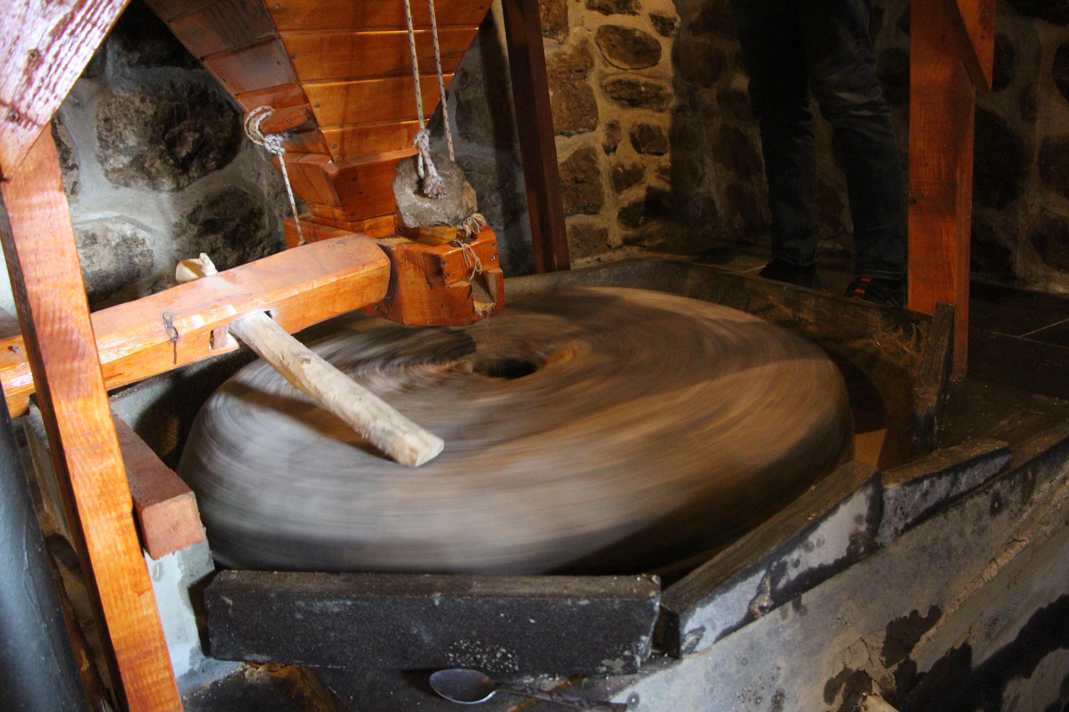 152 yıllık tescilli değirmende geleneksel yöntemlerle tahin üretimi