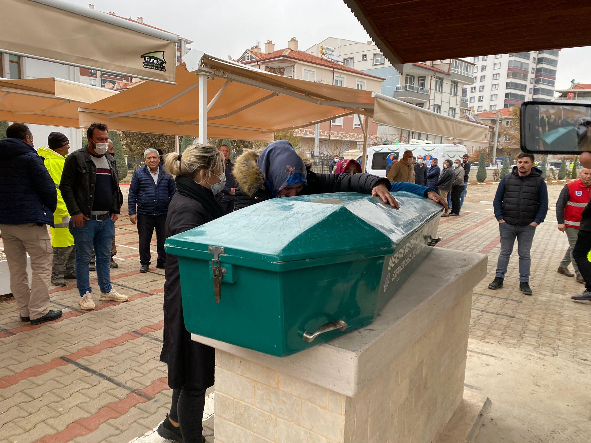 Tabutu çiçeklerle süslenen Müslüme, toprağa verildi