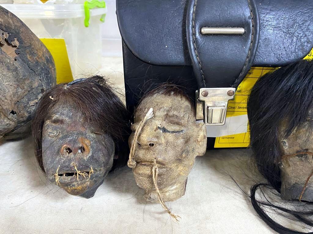 İzmirde, Jivaro yerlilerinin kesip özel işlemden geçirdiği insan başları ele geçirildi