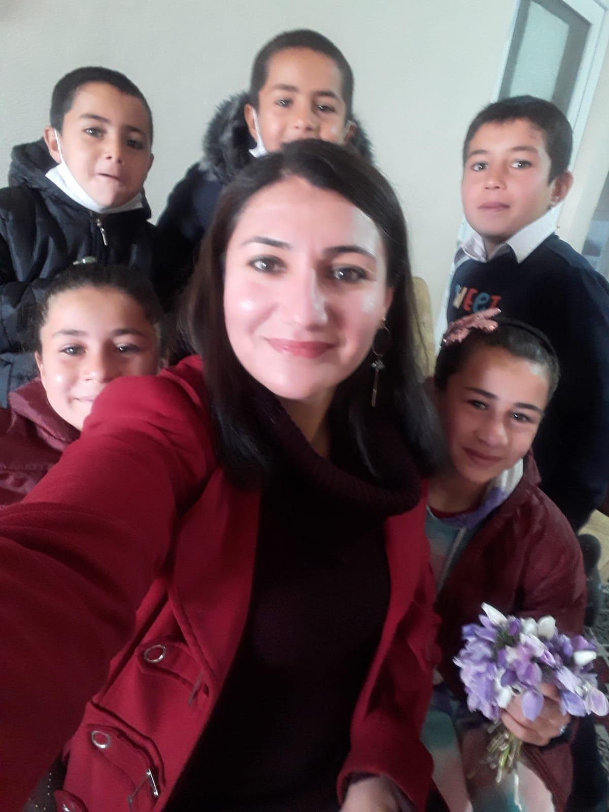 Şırnaklı Hüsniye öğretmen, anne ve babalık yaptığı 5 kardeşini okutmaya çalışıyor