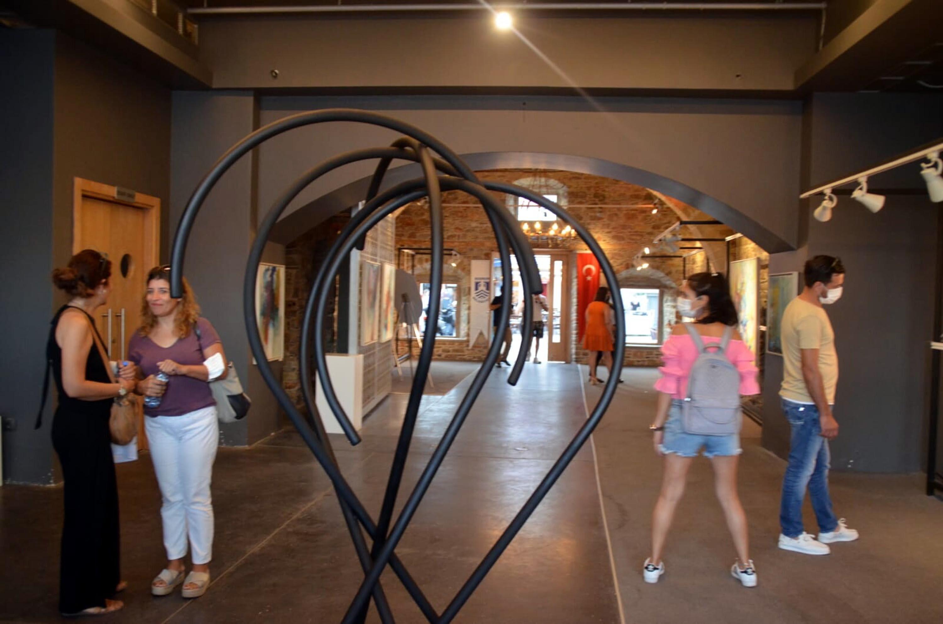 Halit Akçatepenin kızı ve damadı Bodrumda sergi açtı