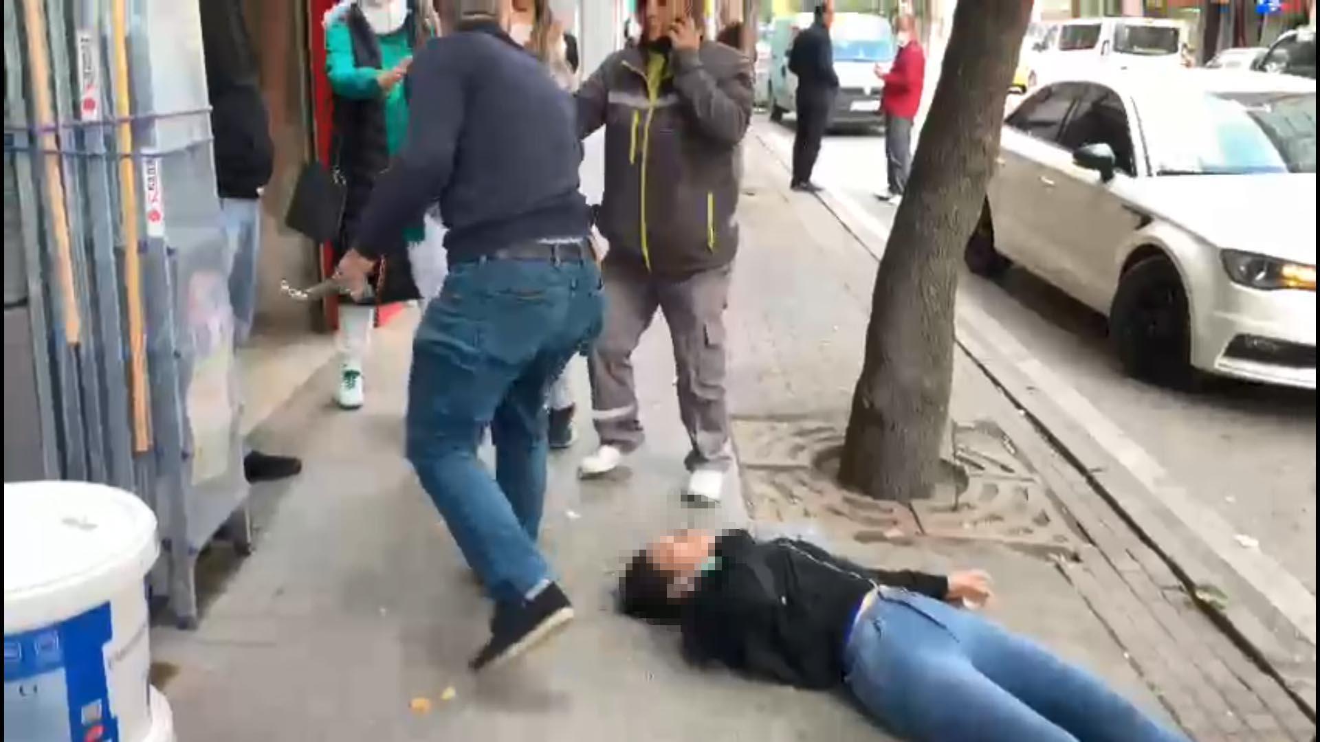 Sevgilisini sokak ortasında dövdü