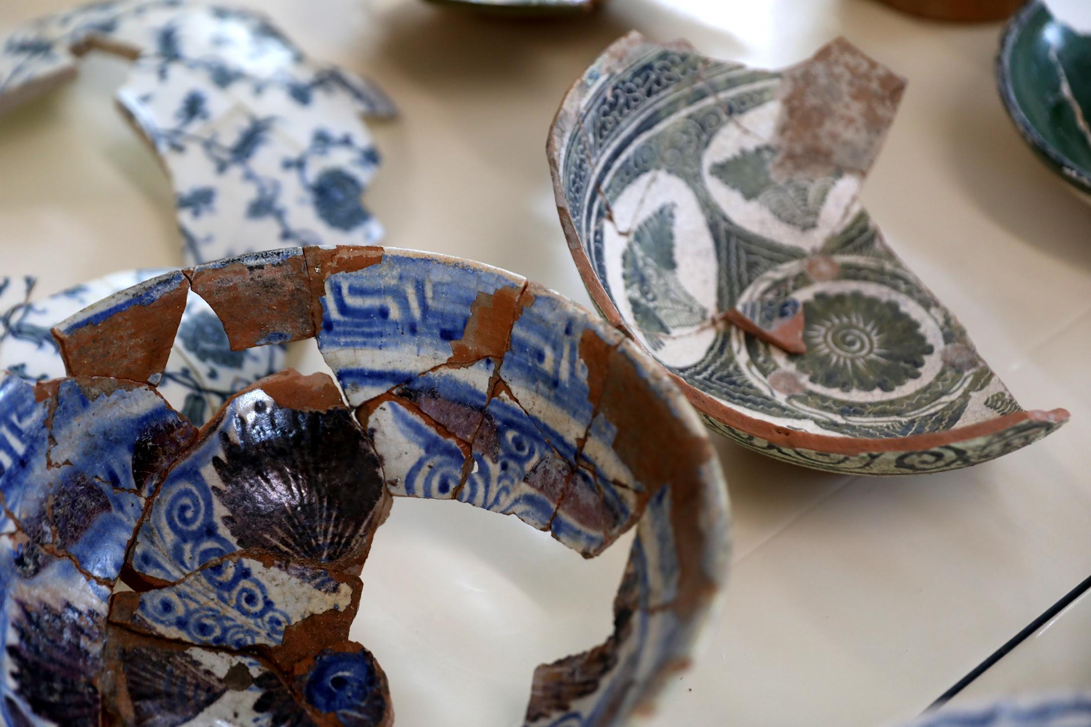 Çini fırınları kazısında bulunan tarihi parçalar, yoğun çabayla birleştiriliyor
