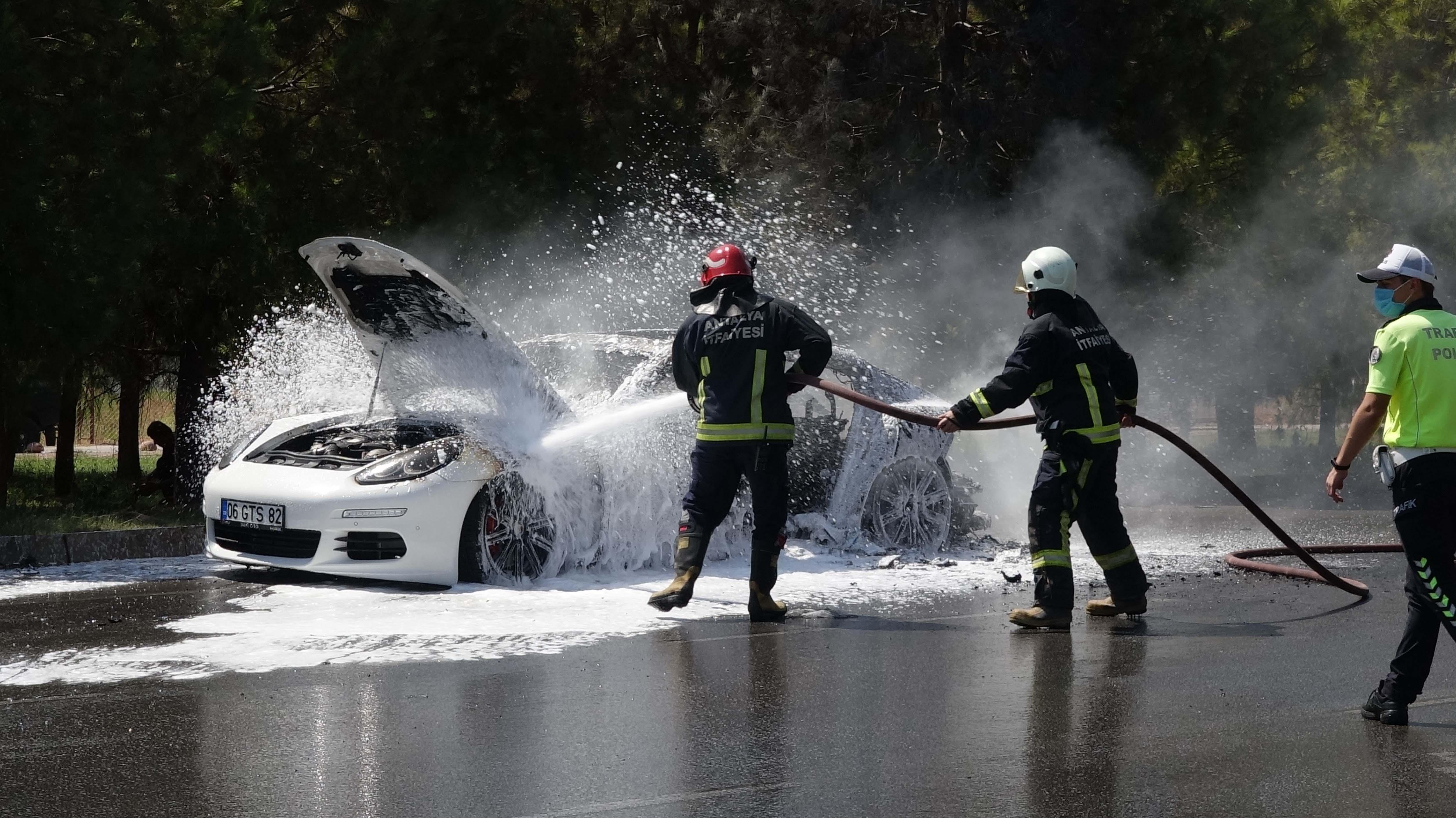 Lüks otomobil yarım saatte kullanılmaz hale geldi