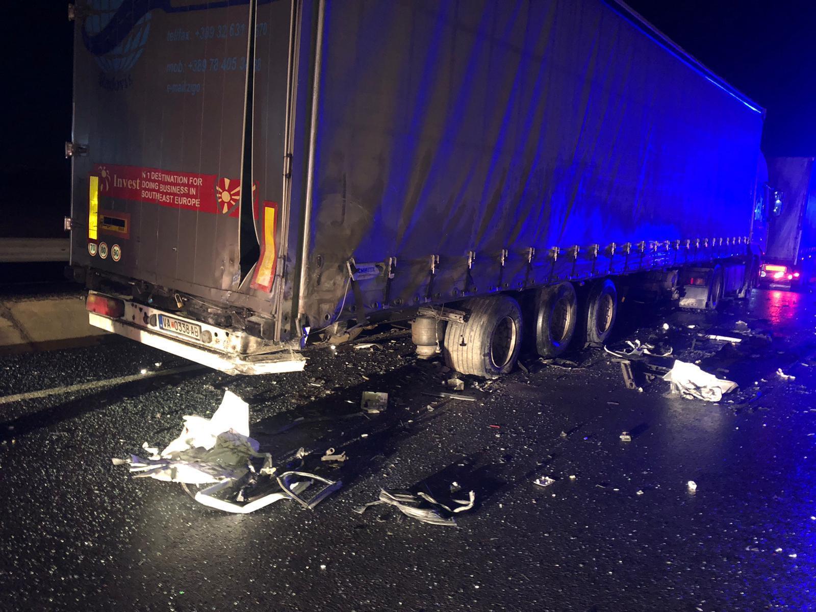 TIR’a çarpan otomobilin sürücüsü öldü