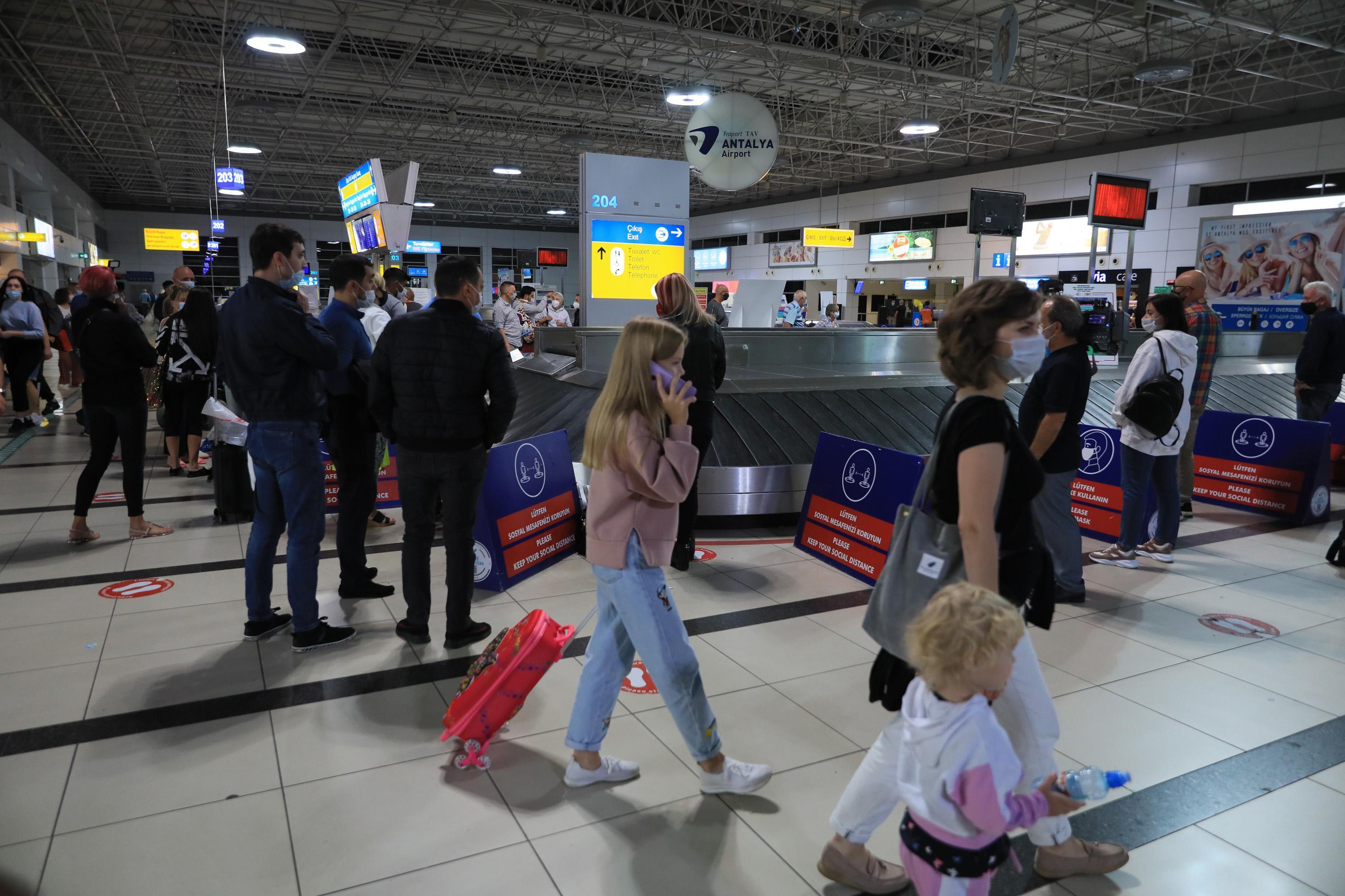 Seyahat kısıtlamasının kaldırılması sonrası ilk İngiliz turist kafilesine lokumlu karşılama