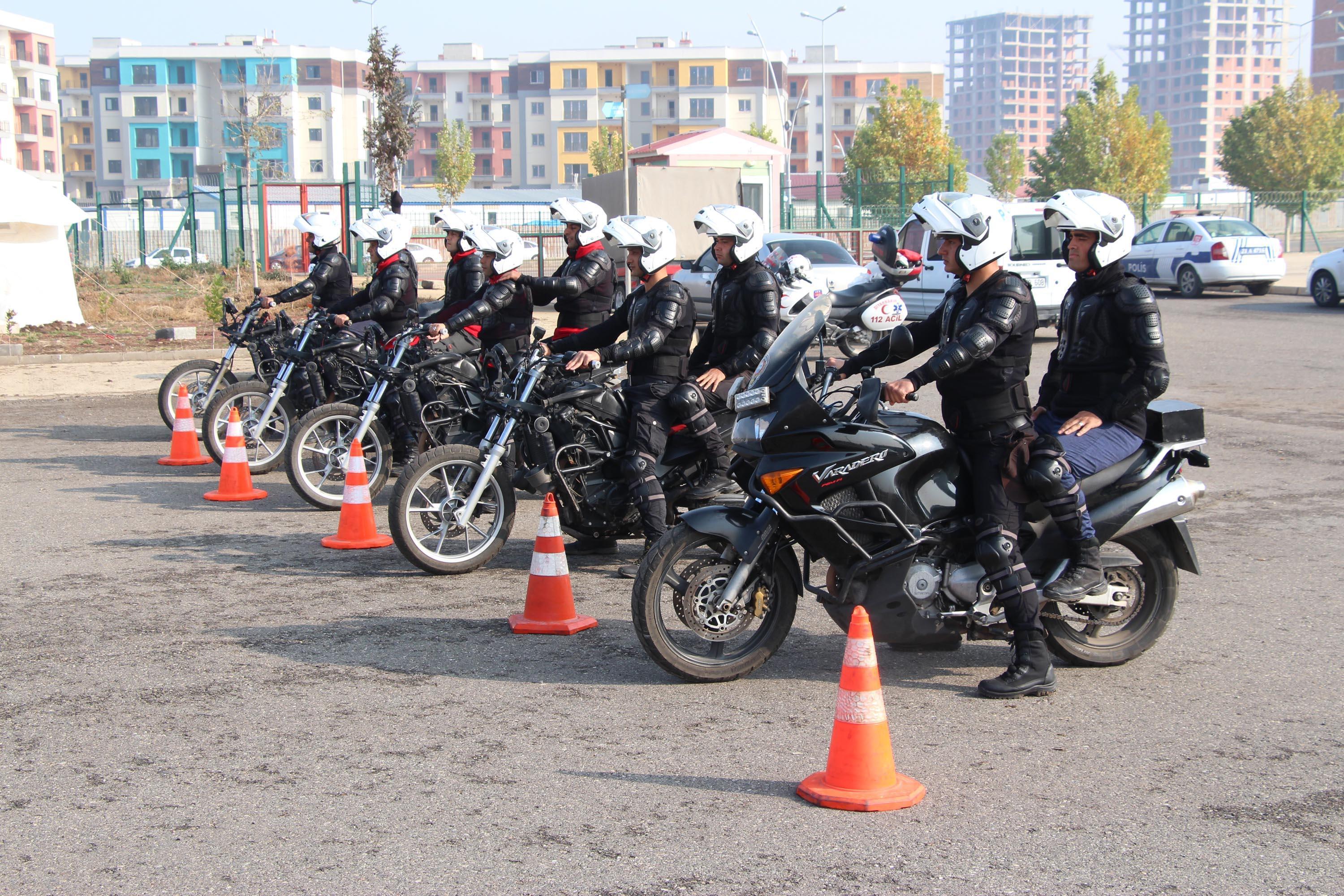 Motosikletli Yunus polislerinin zorlu eğitimini DHA görüntüledi
