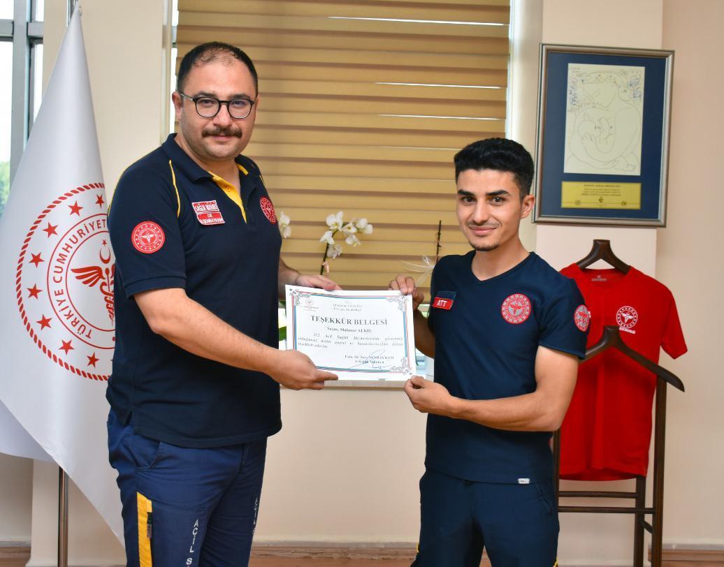 Ambulansta kalbi durmuş doğan bebek, hayata yeniden döndürüldü