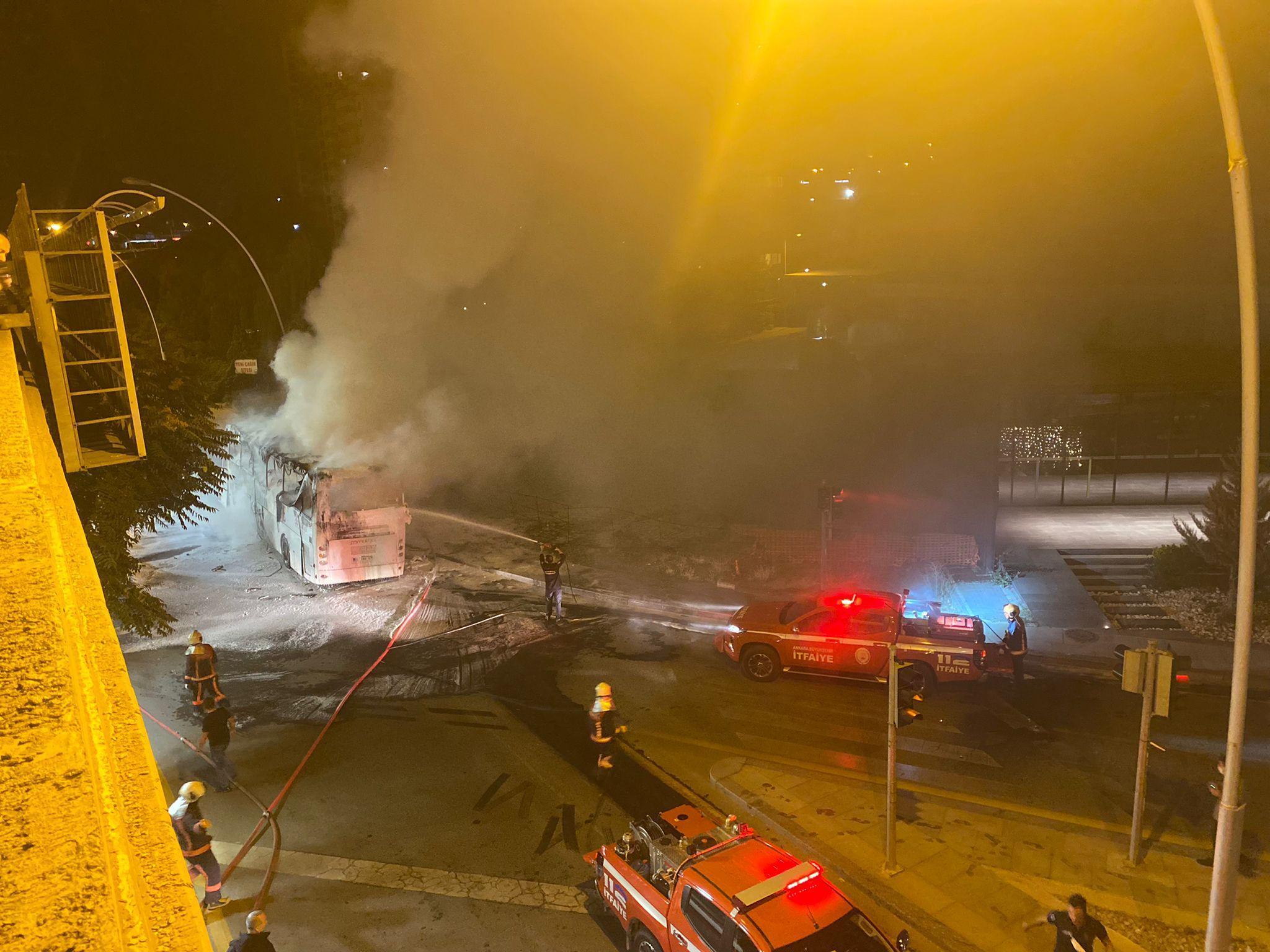 Ankarada aydınlatma direğine çarpan yolcu otobüsü alev aldı: 1 ölü, 20 yaralı