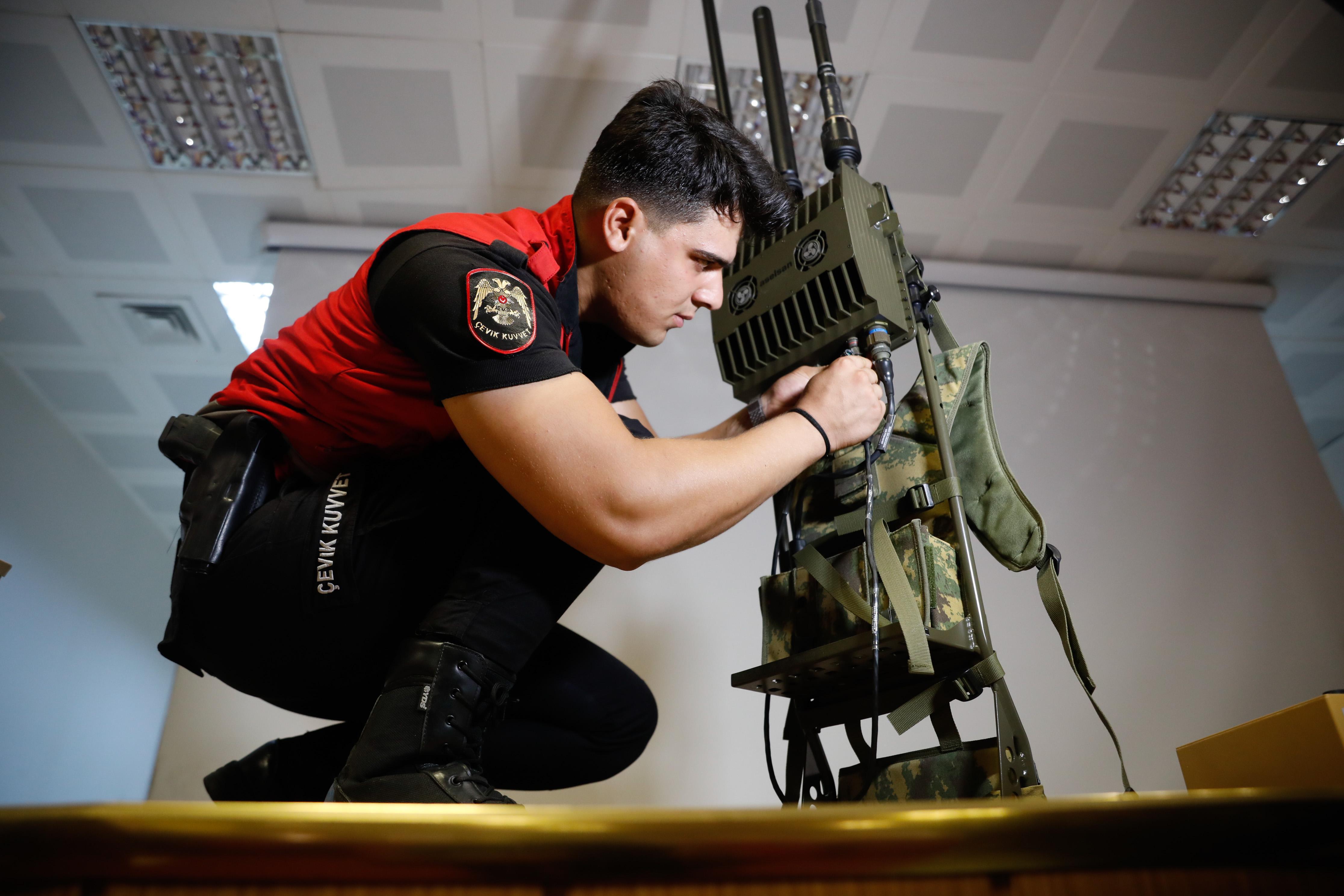 Polisin operasyonlarda vazgeçilmezi; Jammer timi