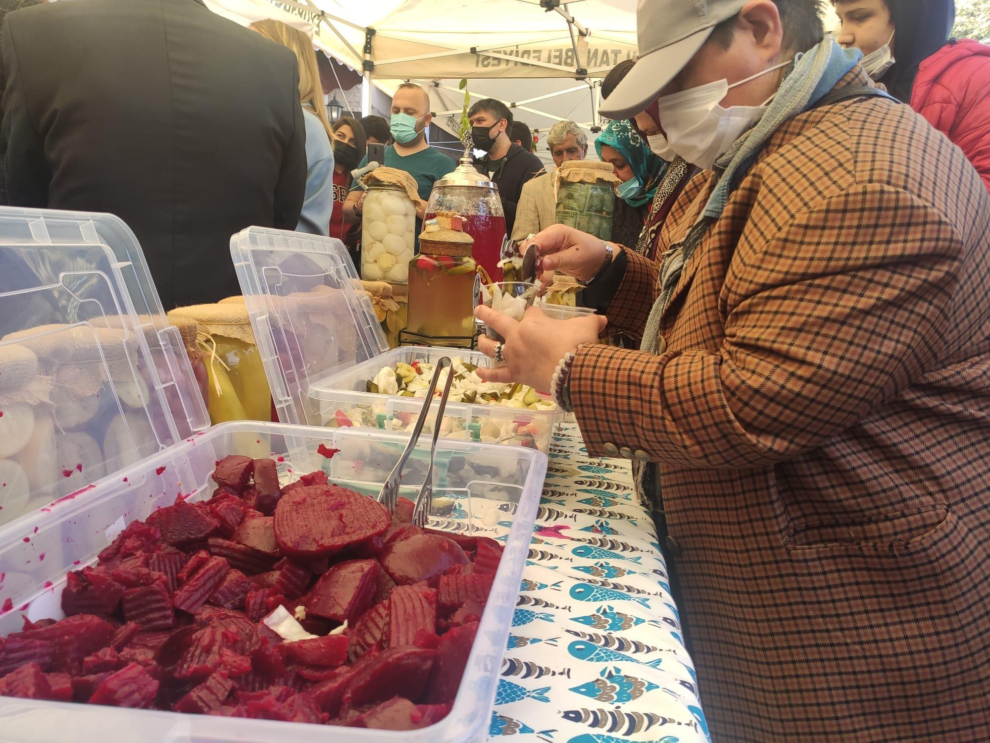 Covid-19’dan yengece… Onlarca çeşit turşu bu festivalde
