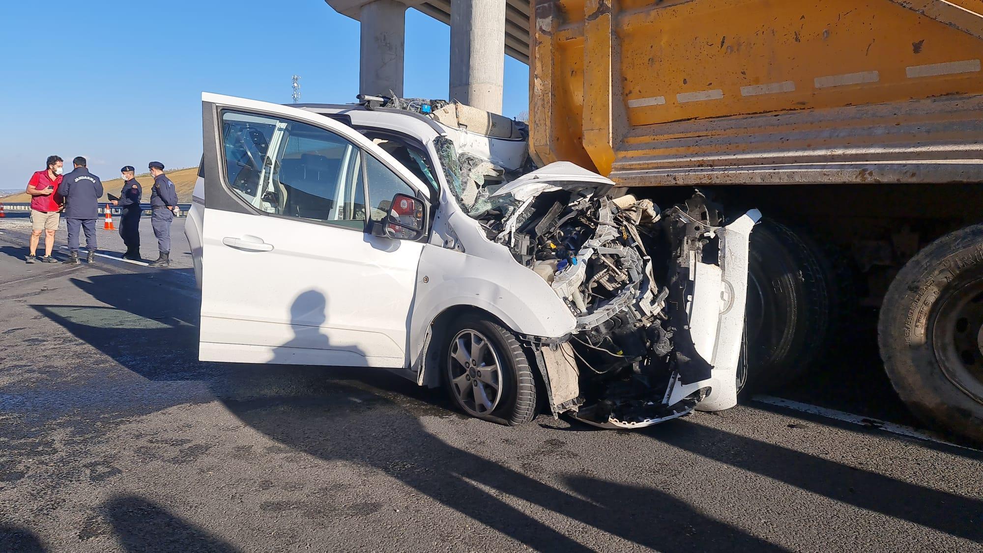 Hafriyat kamyonuna çarpan hafif ticari aracın sürücüsü öldü