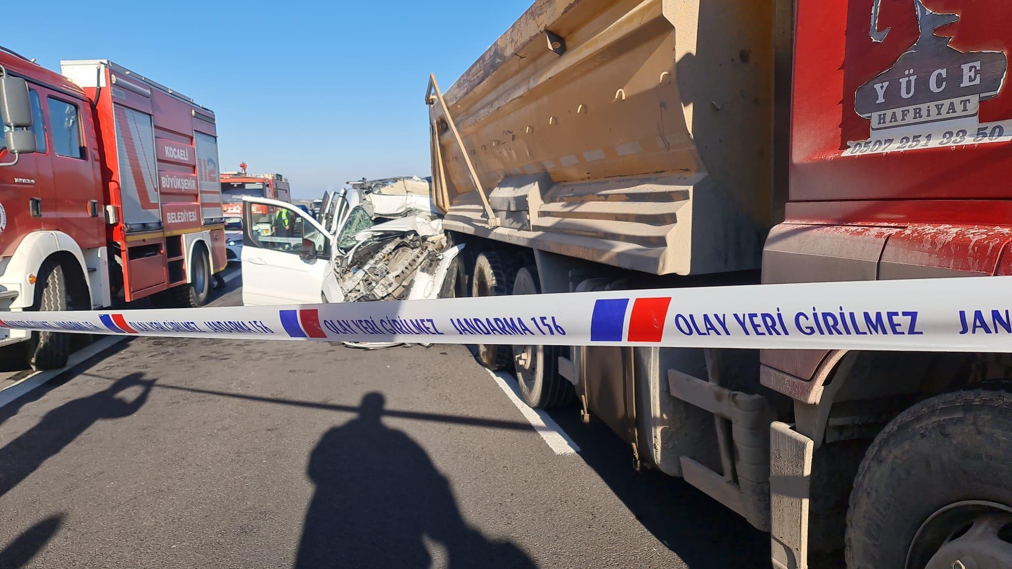 Hafriyat kamyonuna çarpan hafif ticari aracın sürücüsü öldü