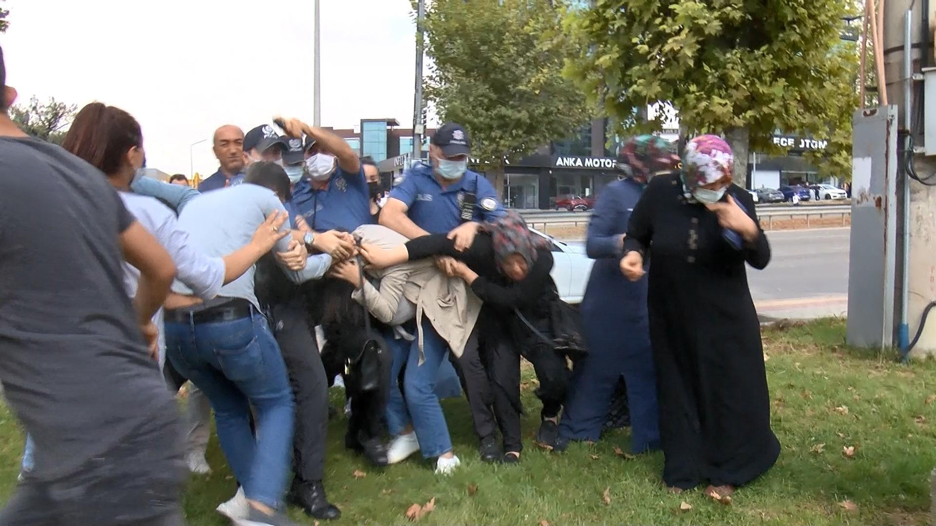 Keşif sırasında kadın sürücüye saldırdılar, polis biber gazıyla müdahale etti