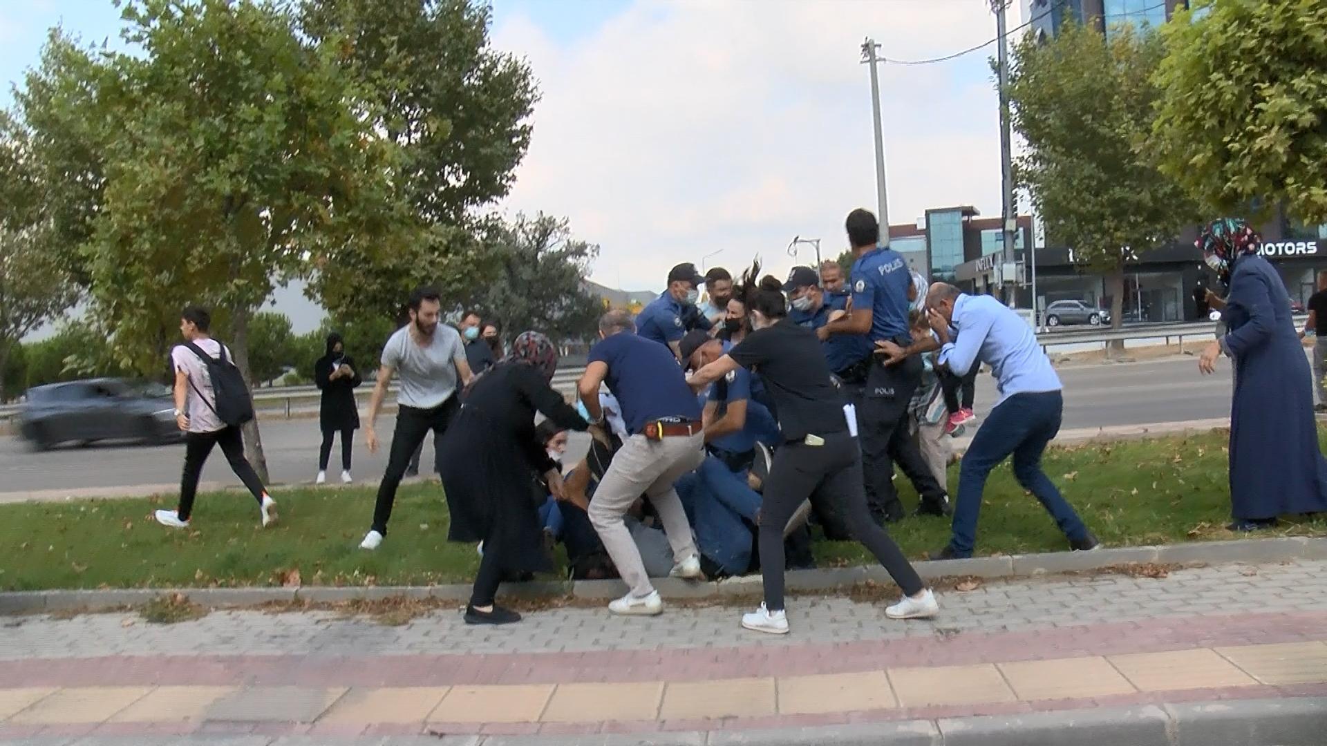 Keşif sırasında kadın sürücüye saldırdılar, polis biber gazıyla müdahale etti