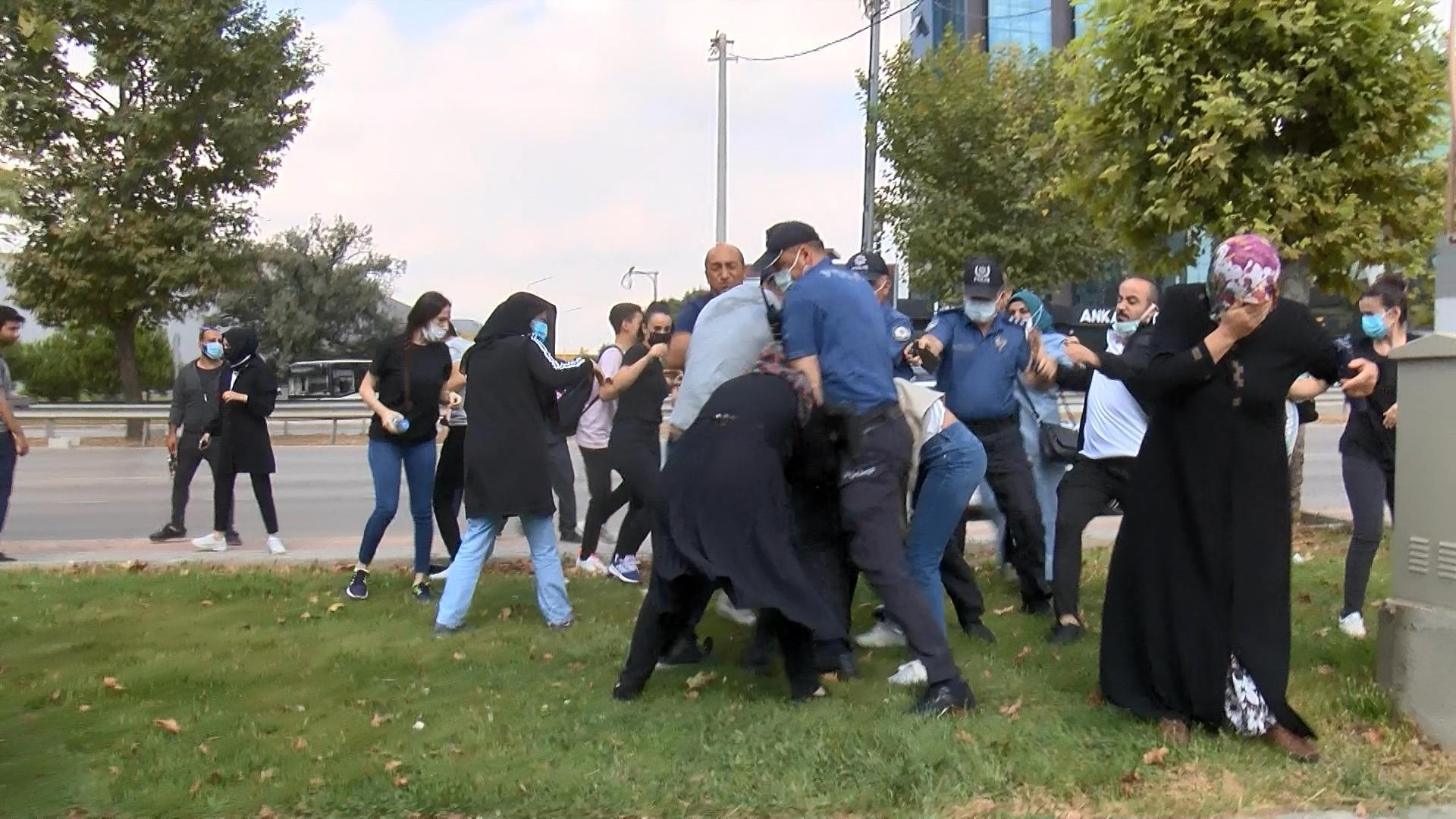 Keşif sırasında kadın sürücüye saldırdılar, polis biber gazıyla müdahale etti