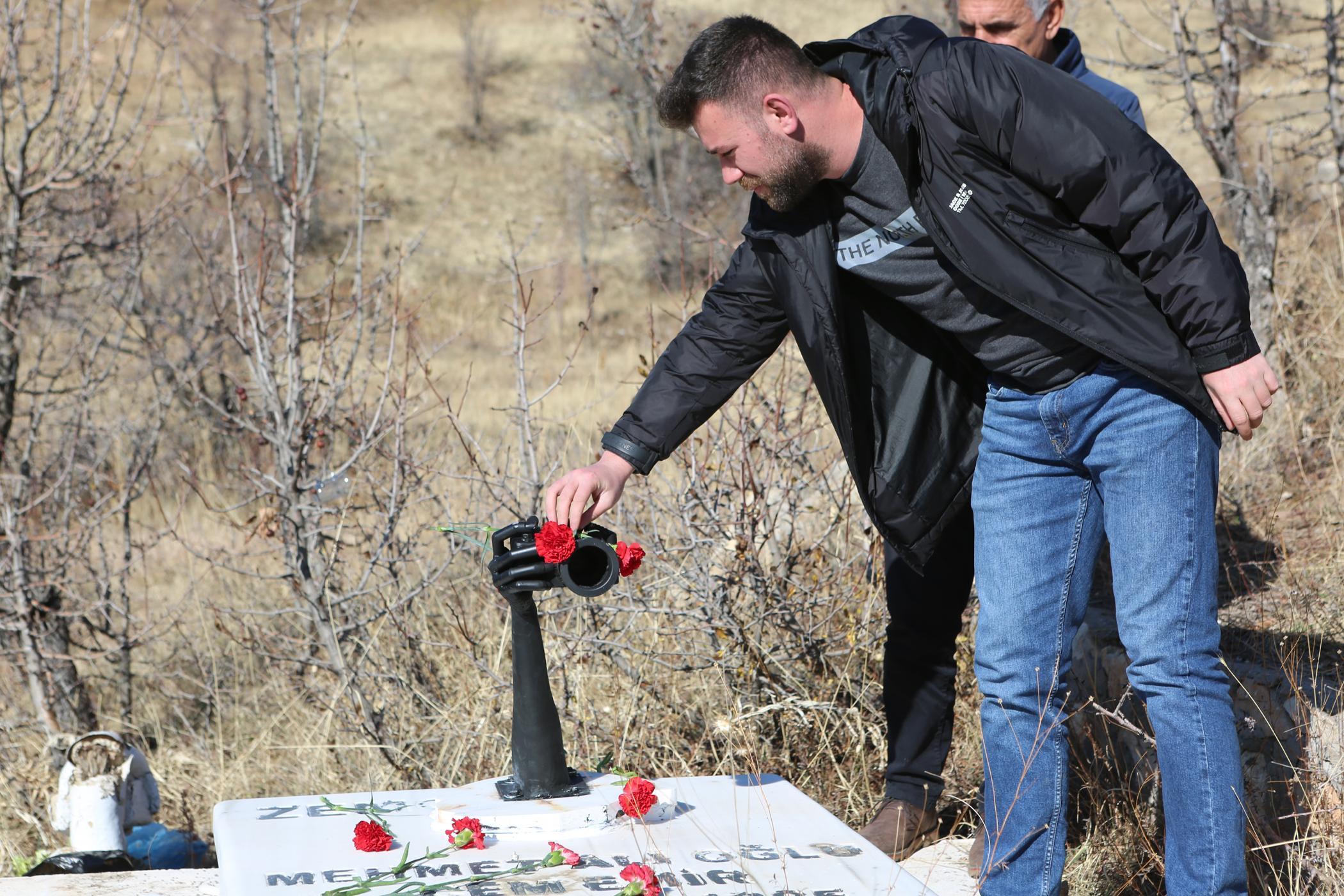 Depremde yaşamını yitiren DHA muhabiri Cem Emir, mezarı başında anıldı