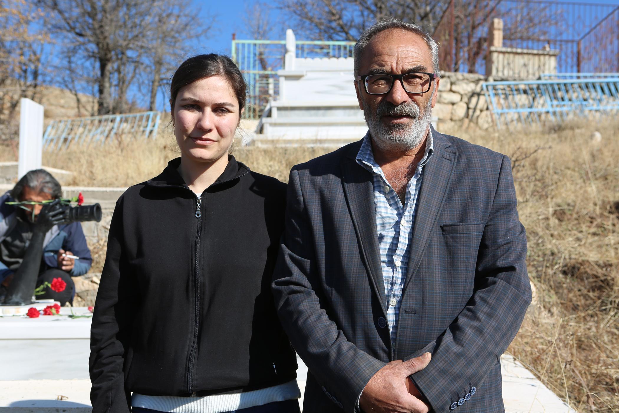 Depremde yaşamını yitiren DHA muhabiri Cem Emir, mezarı başında anıldı