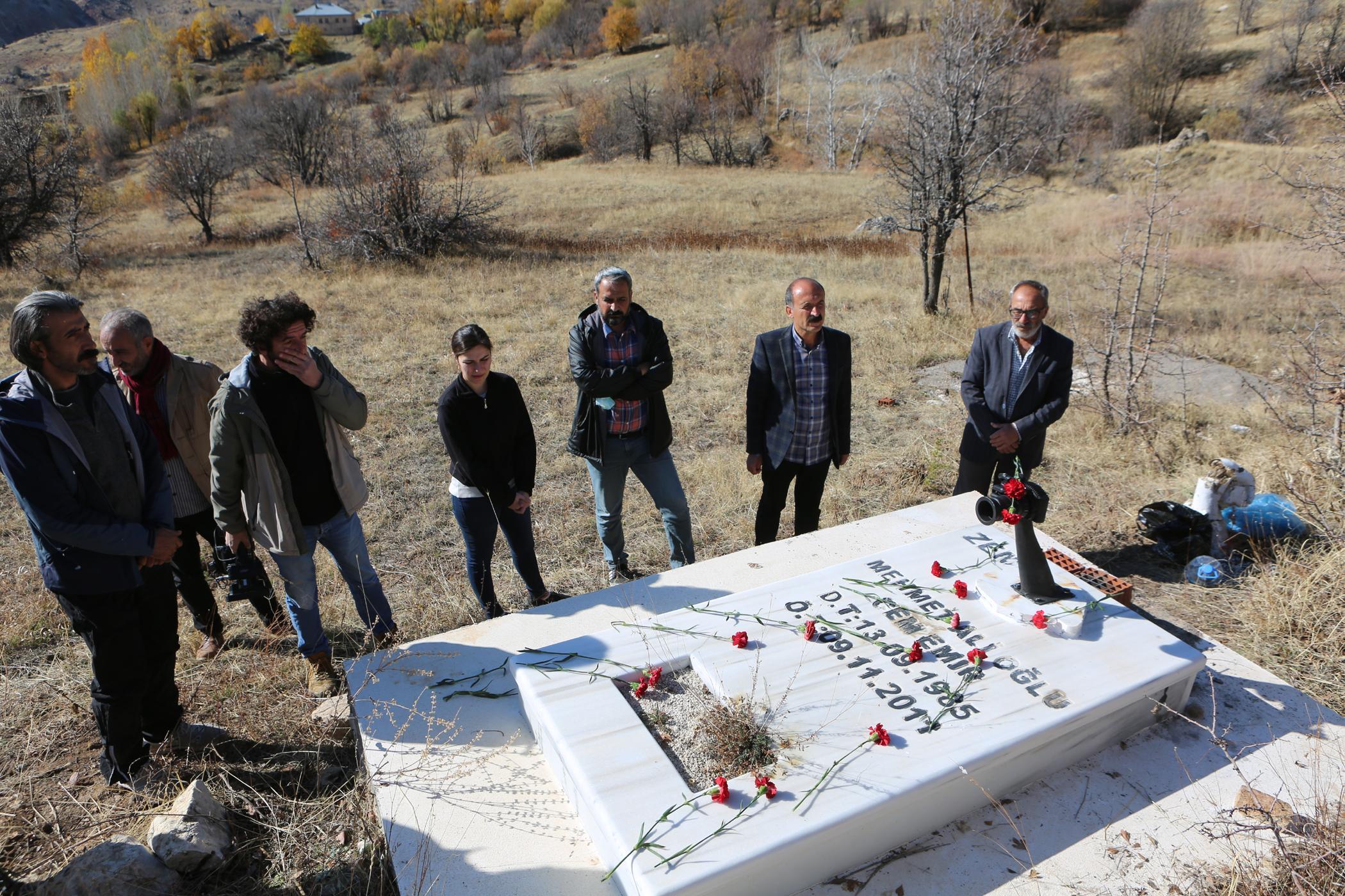 Depremde yaşamını yitiren DHA muhabiri Cem Emir, mezarı başında anıldı