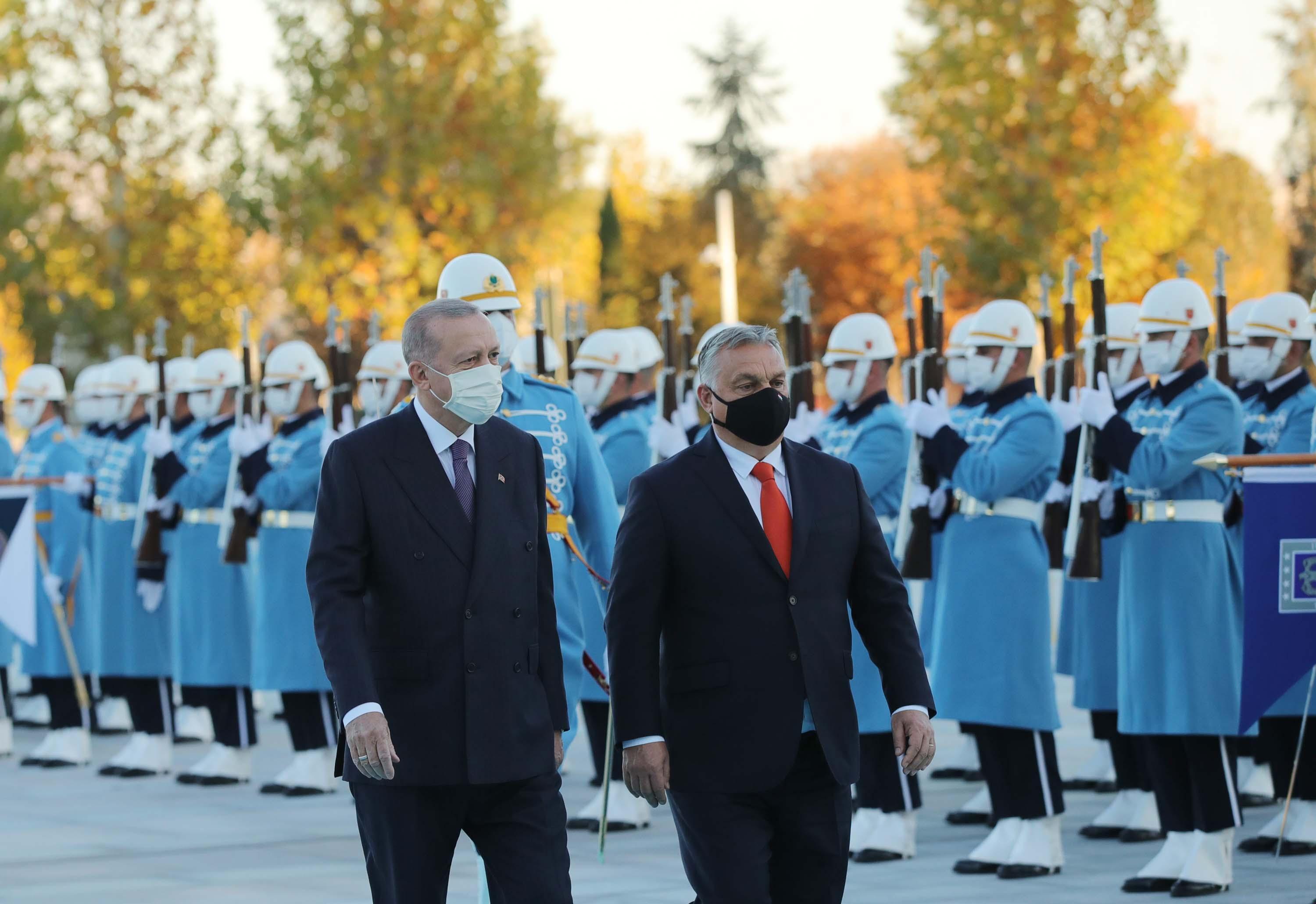 Macaristan Başbakanı, Türkiyeye ait tarihi eserleri Erdoğana iade etti