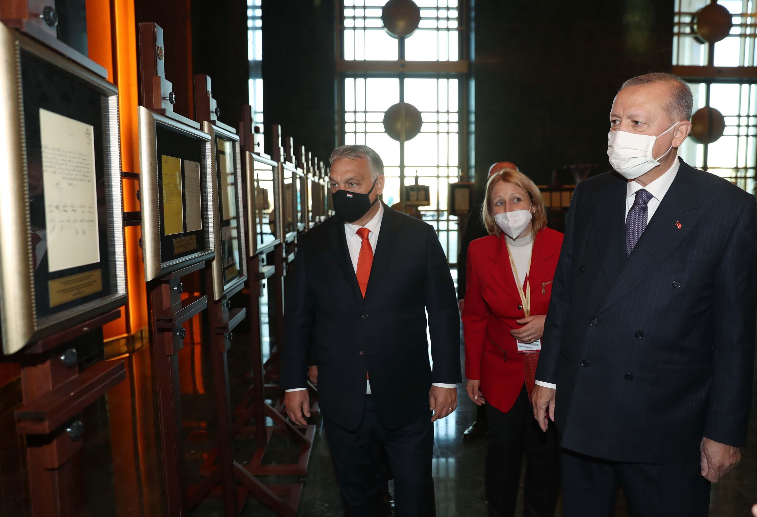 Macaristan Başbakanı, Türkiyeye ait tarihi eserleri Erdoğana iade etti